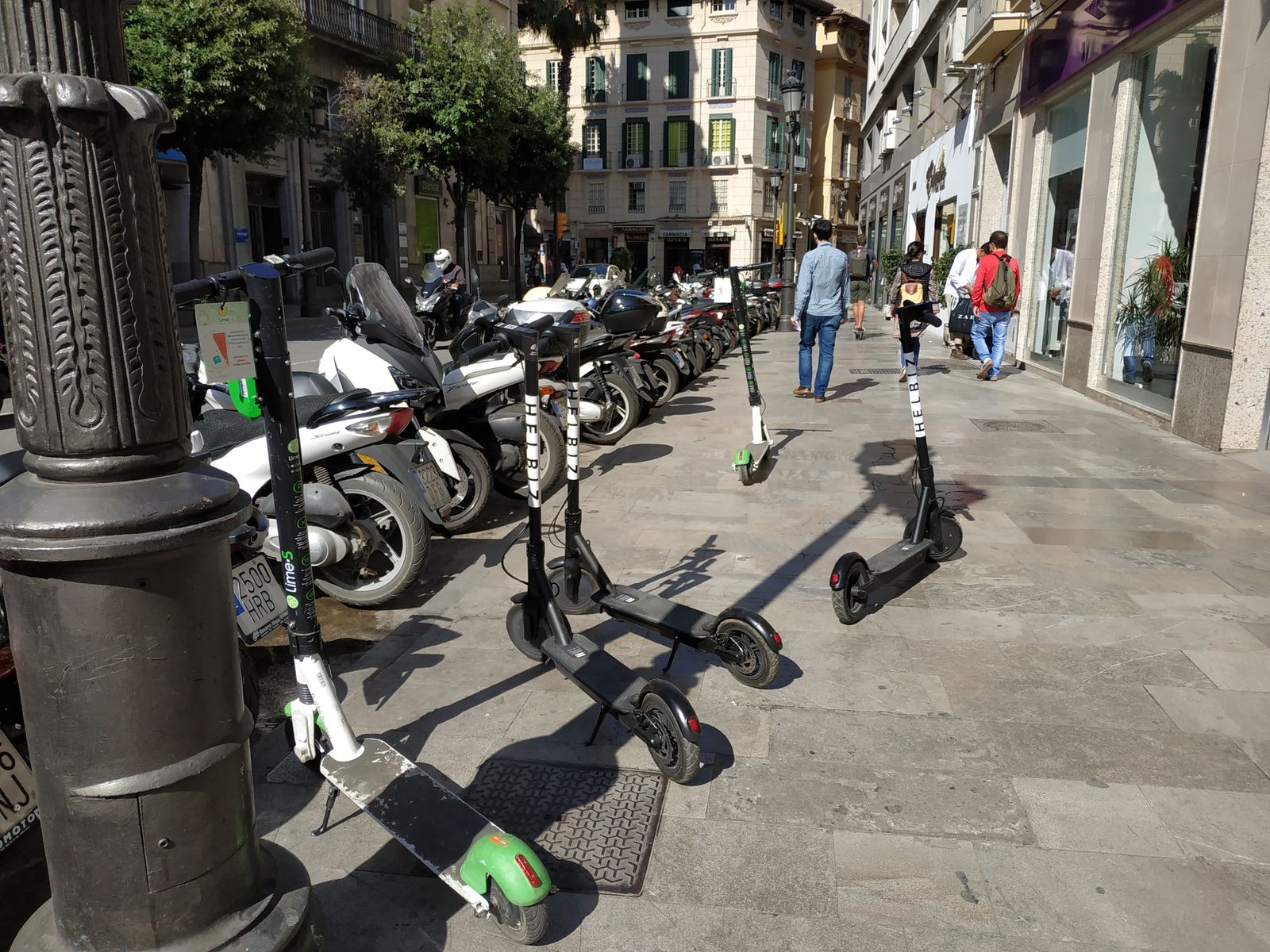 Varios patinetes de Helbiz, ayer, en la zona de Atarazanas.