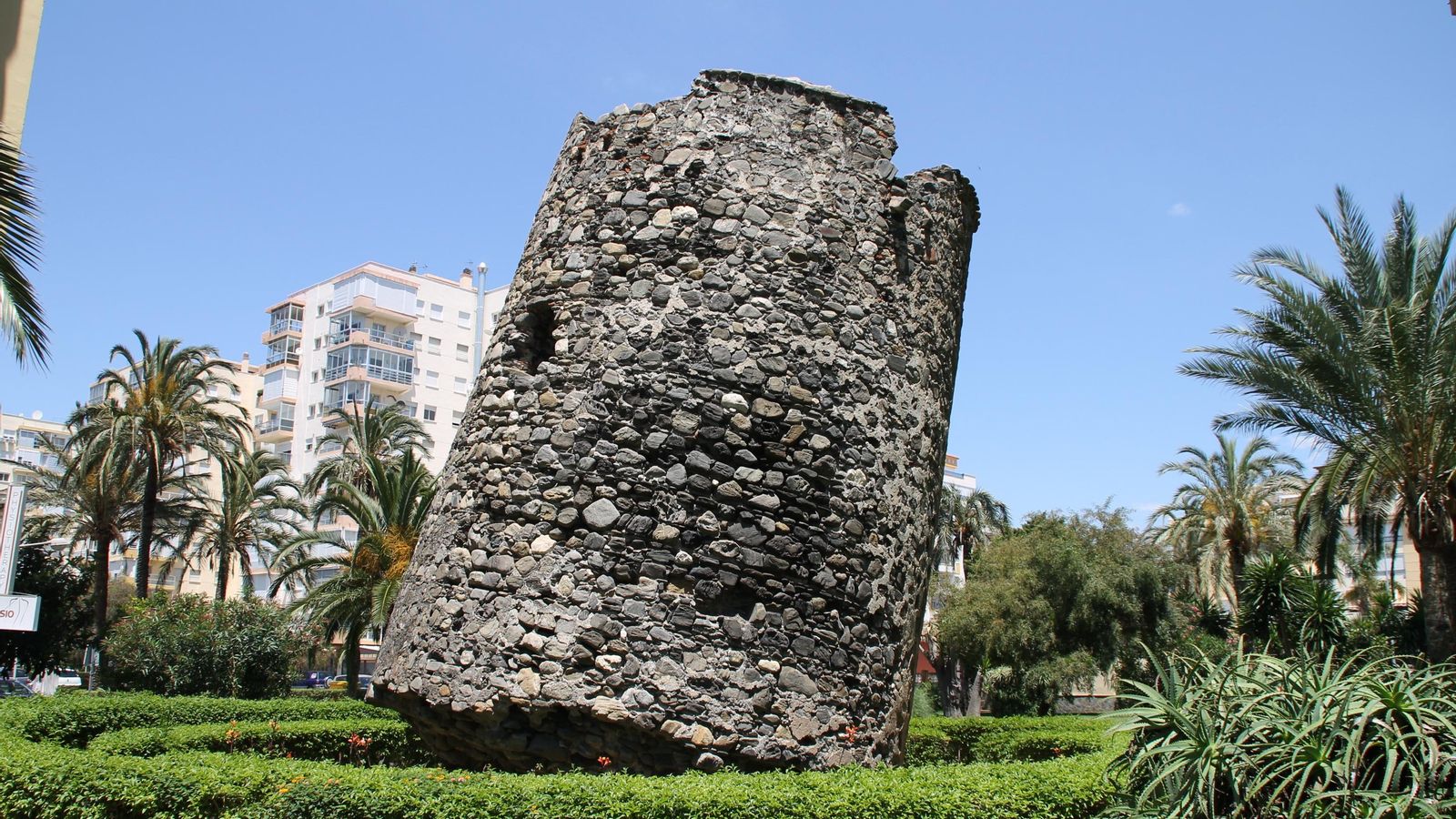 Torre Ladeada o Torre Inclinada de Algarrobo, como deberían llamarla. Torre Ladeada o Torre Inclinada de Algarrobo, como deberían llamarla.