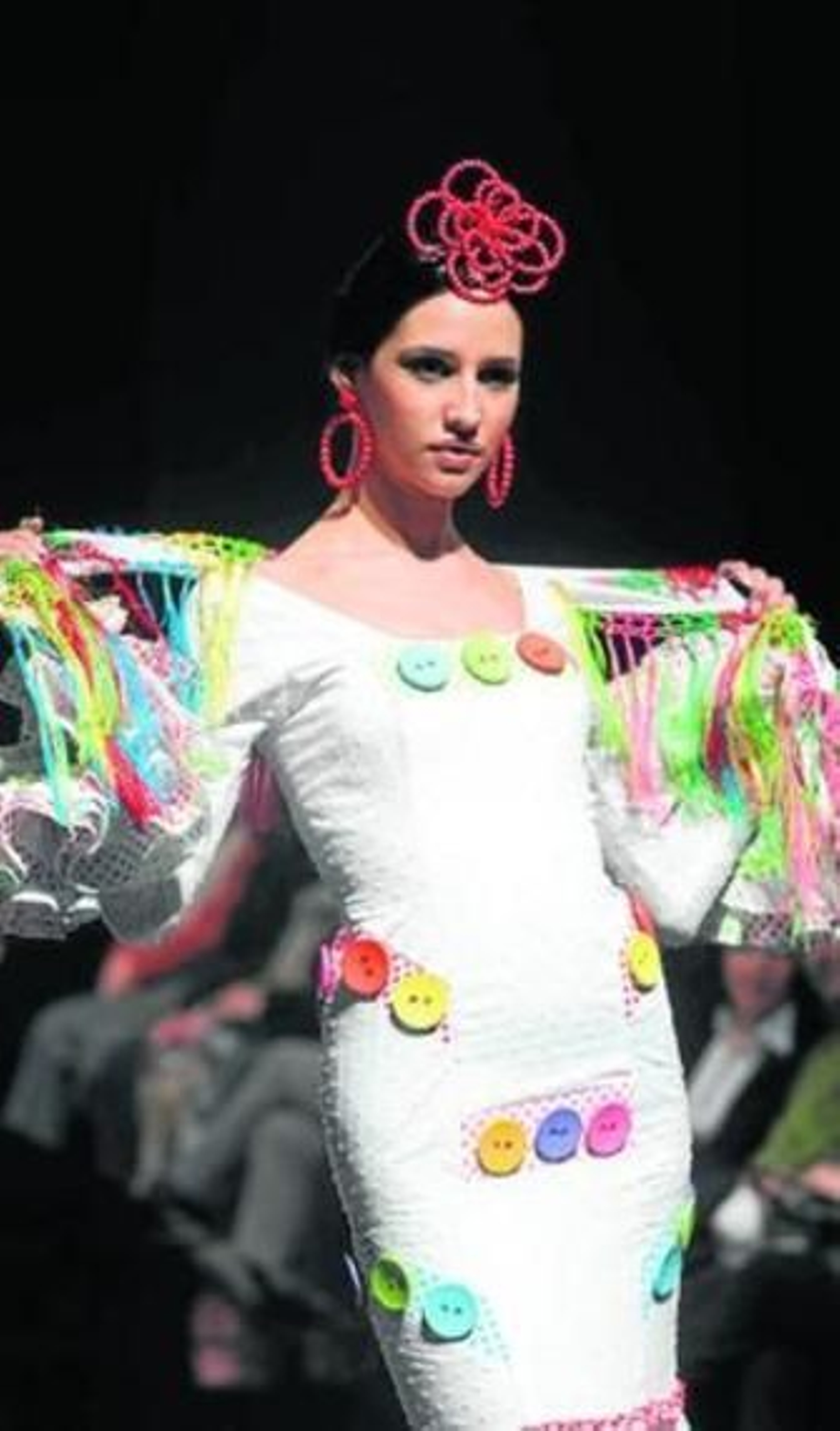 Vistoso modelo blanco adornado con grandes botones de colores.