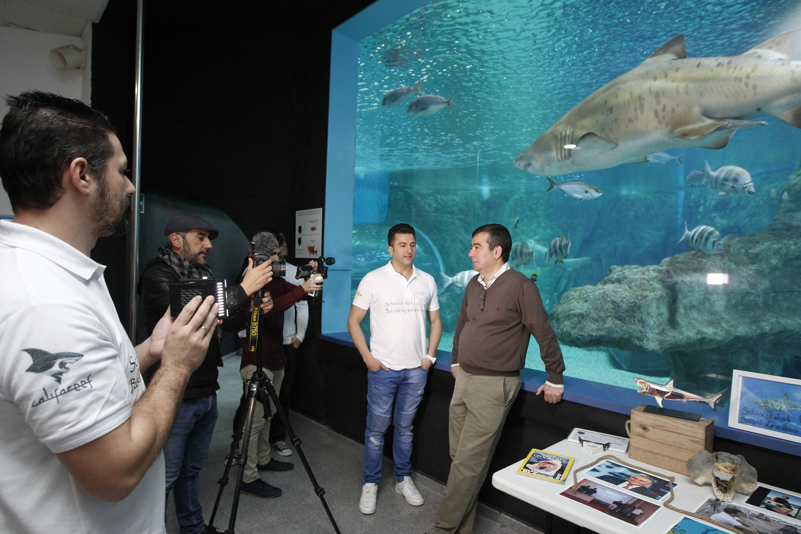 Enrique Fernández, director del acuario, con el equipo de grabación antes del rodaje