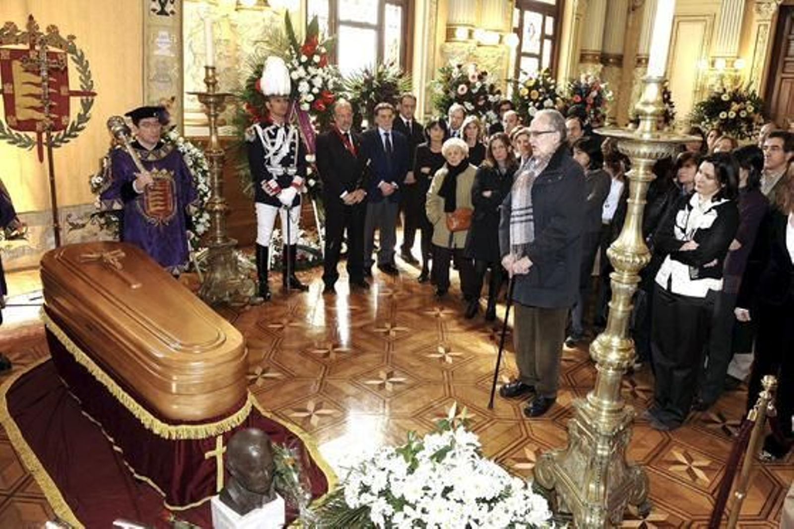 Vista general de la capilla ardiente del escritor Miguel Delibes, que ha sido instalada en el salón de Recepciones del Ayuntamiento de Valladolid.

Foto: agencias