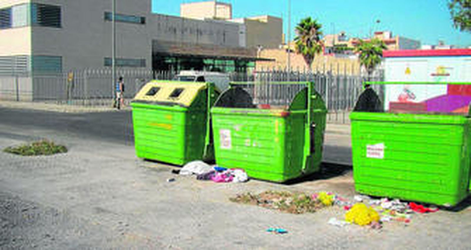 La plaza de Salvador Valverde es de las más afectadas por la suciedad, según esta foto difundida por el PSOE.