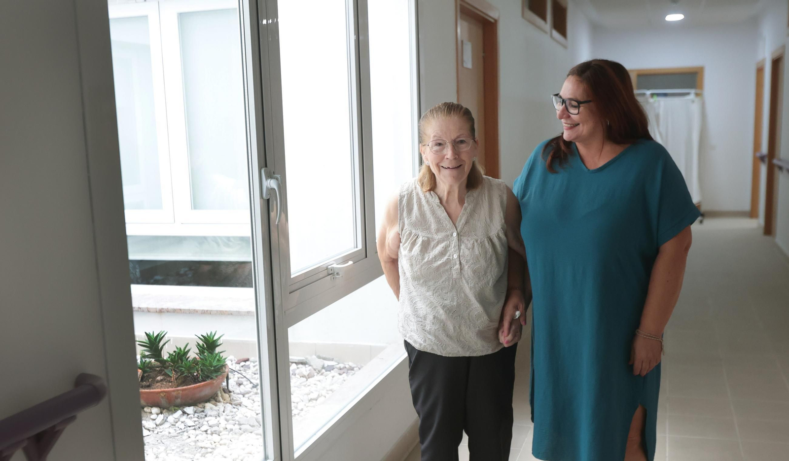 Juani y su hija María del Mar, en las instalaciones de AFA La Merced.