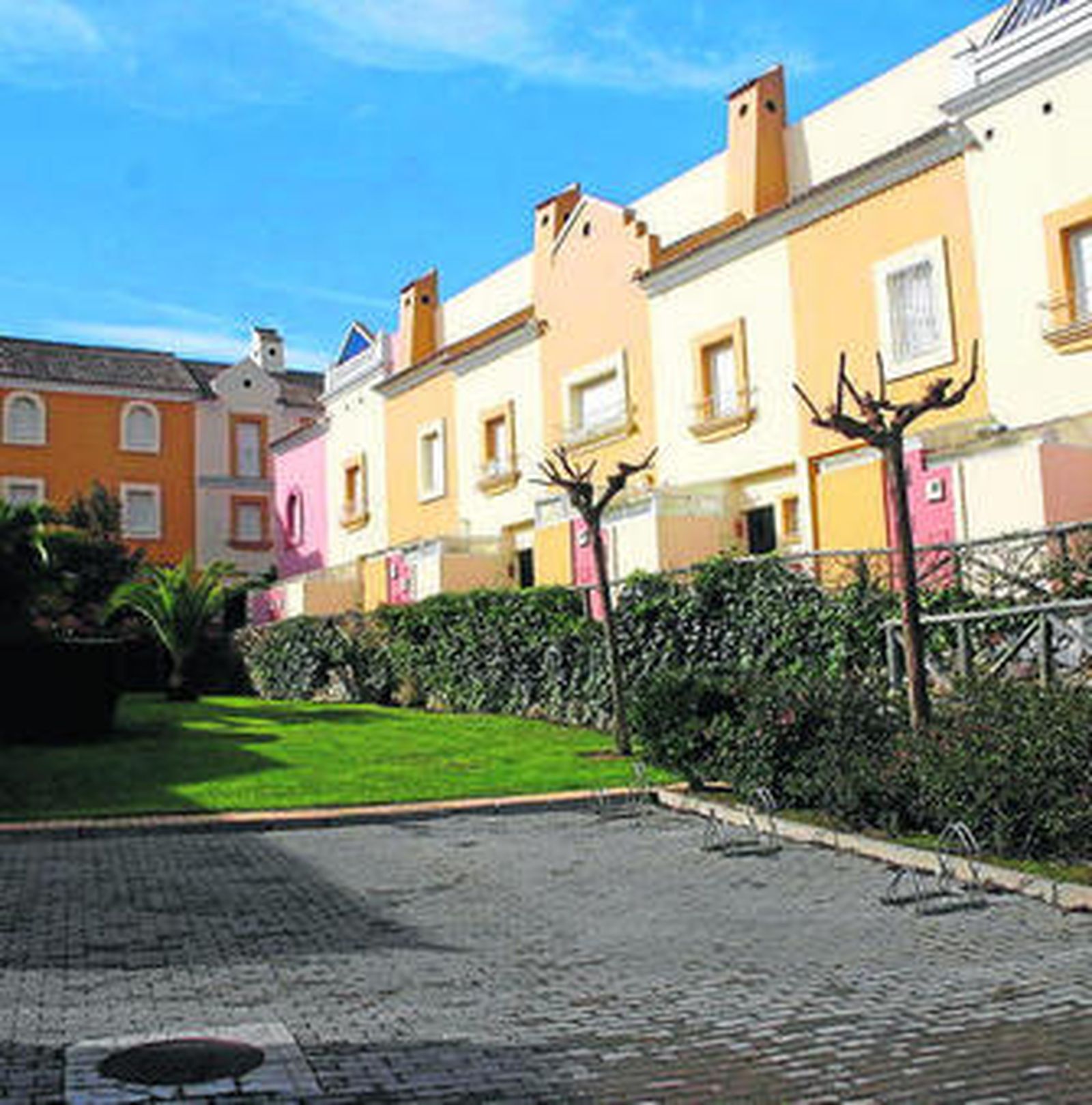 Algunas de las viviendas de esta urbanización han sido asaltadas.