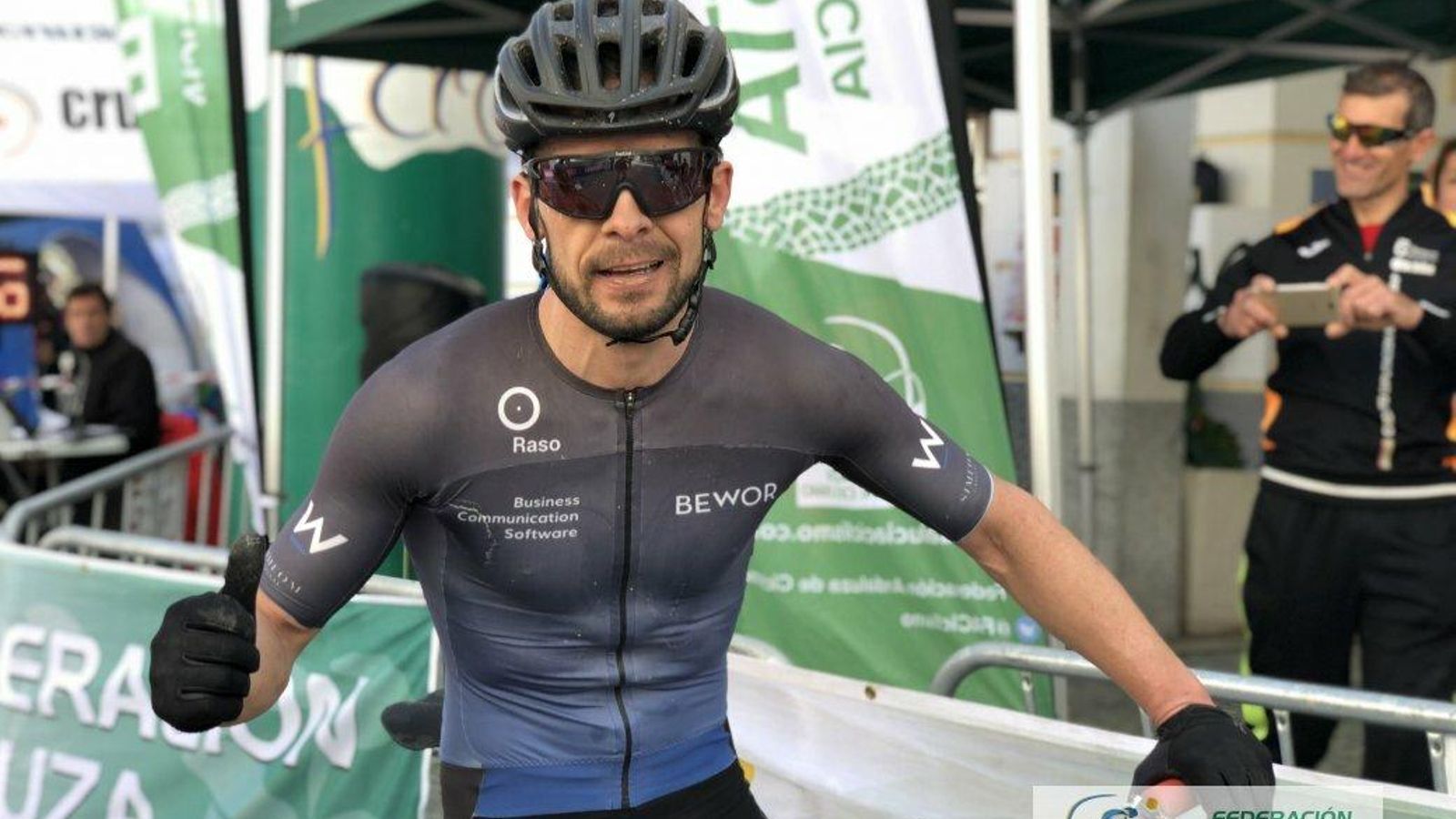 El vencedor de la carrera nada más cruzar la línea de meta