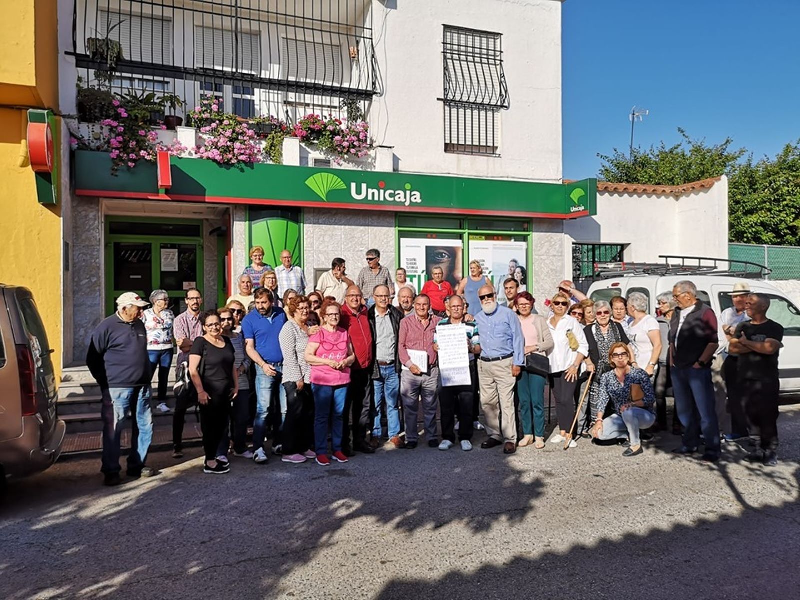 La protesta de los vecinos de Los Pastores antes del cierre de la oficina.