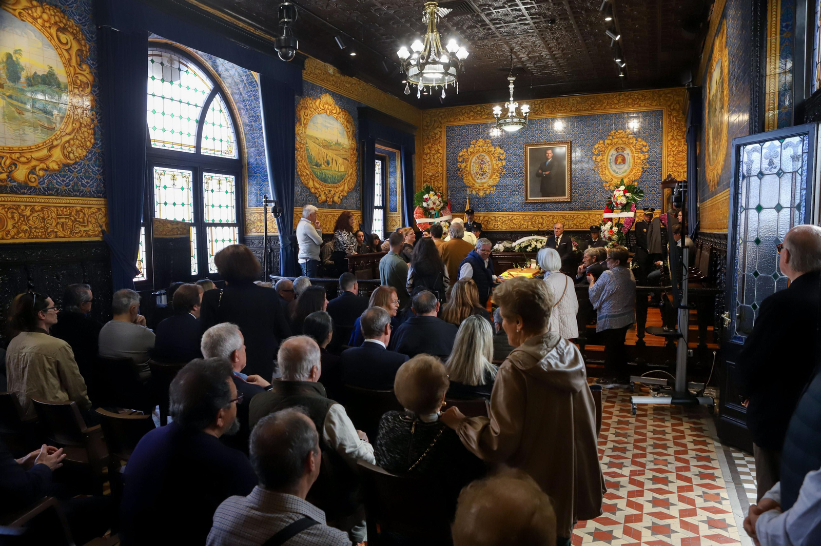 Imágenes de la capilla ardiente de Ernesto Delgado instalado en el Salón de Plenos del Ayuntamiento de Algeciras