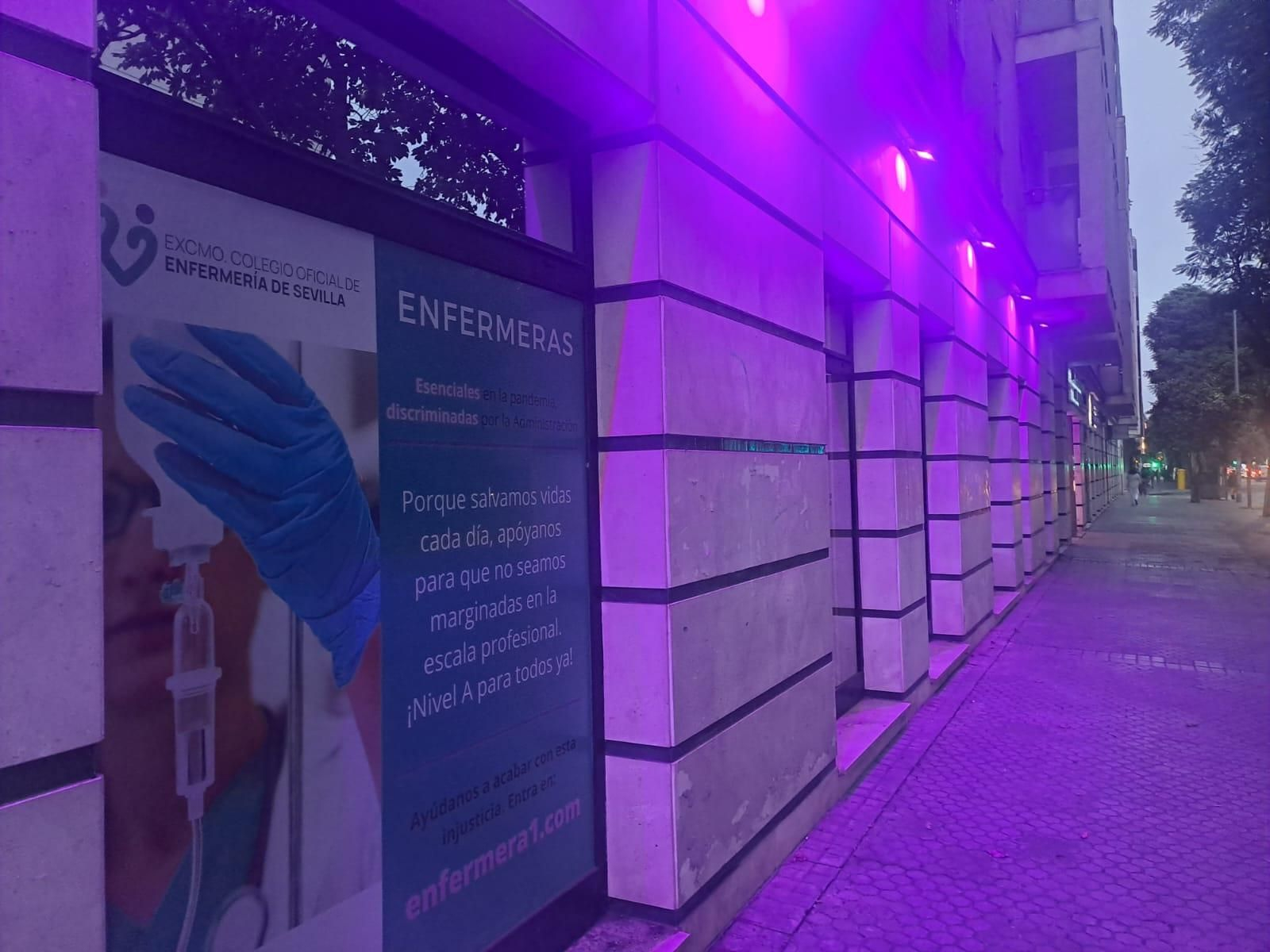 La sede del Colegio de Enfermería de Sevilla iluminada de morado por el Día Mundial de la Muerte Perinatal.