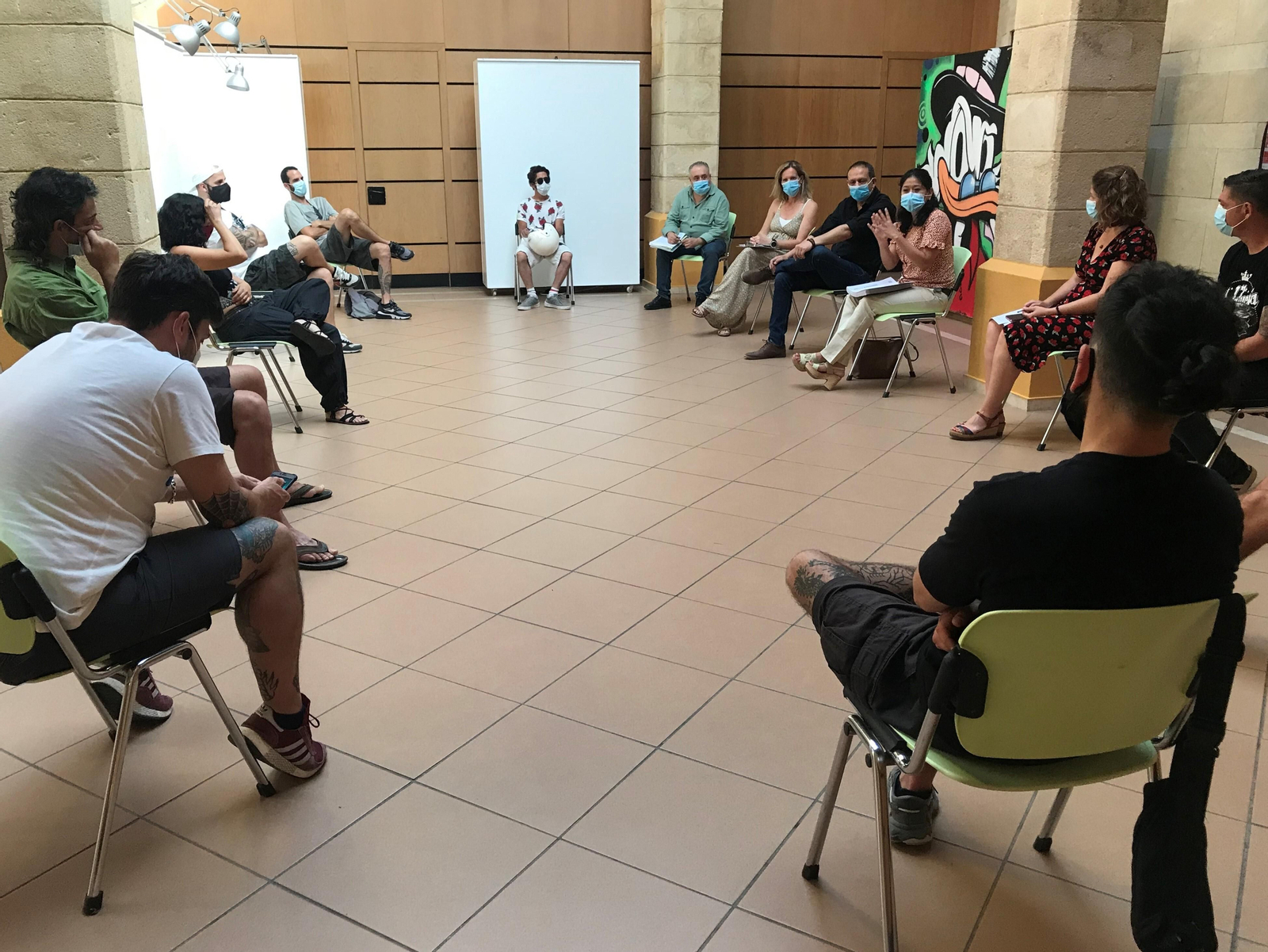 Un momento de la reunión con los grafiteros de la ciudad.