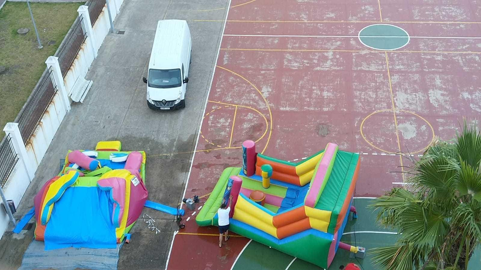 Imagen tomada por un vecino de castillos hinchables y una furgoneta en las instalaciones deportivas de Buena Vista.