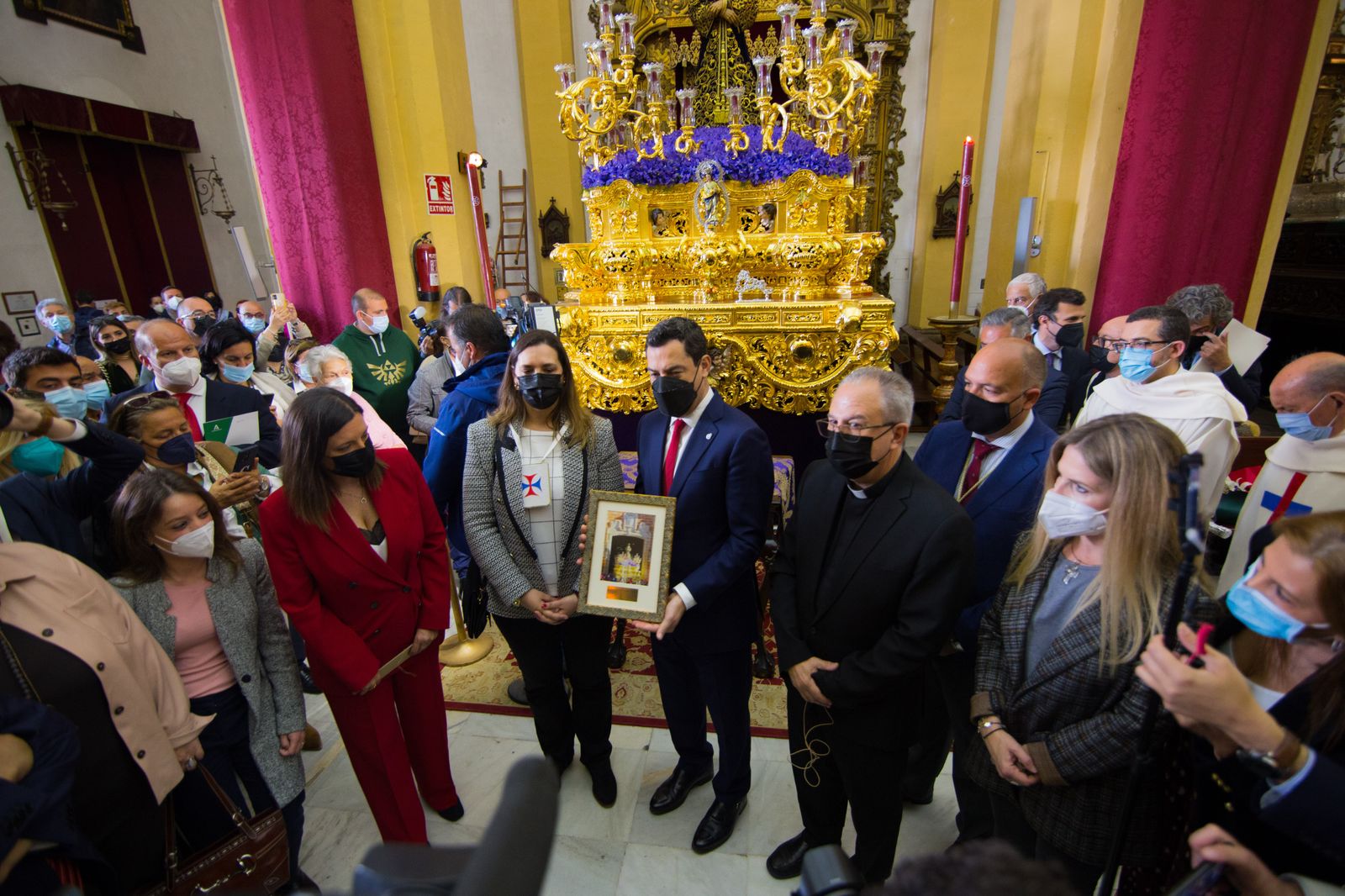 Así ha sido la visita del presidente de la Junta a las hermandades del Lunes Santo de San Fernando