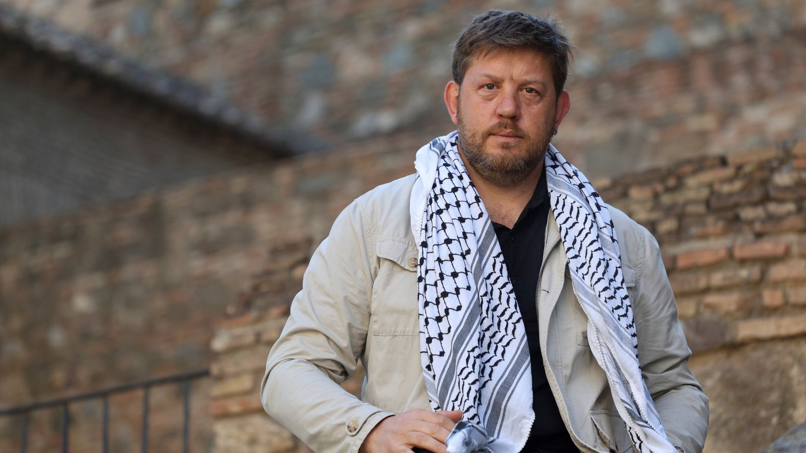 El concejal forma parte de una flotilla de 500 personas que pretenden entregar 5.500 toneladas en Gaza.