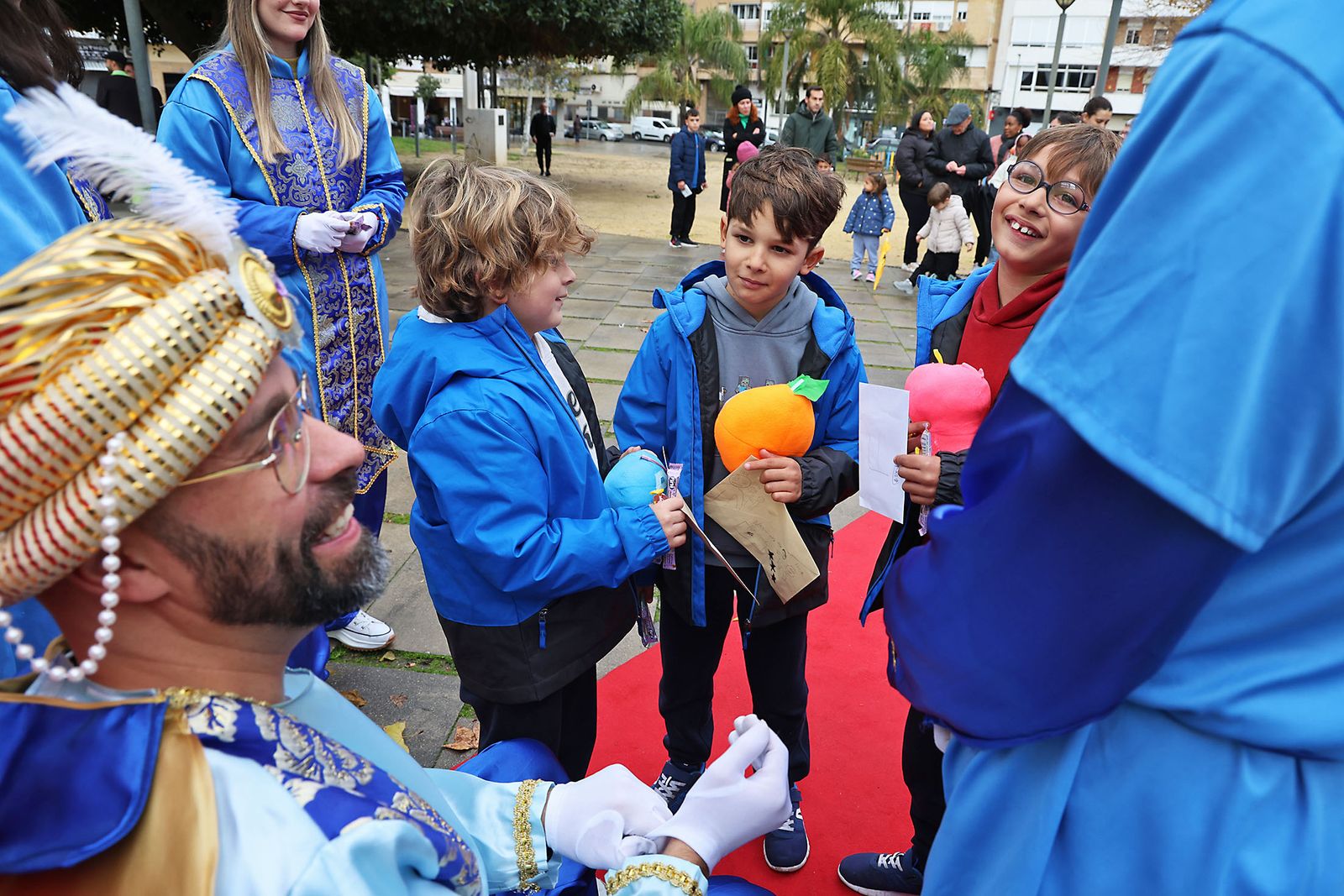 Los Pajes Reales recogen las cartas de los más pequeños en la Plaza Houston