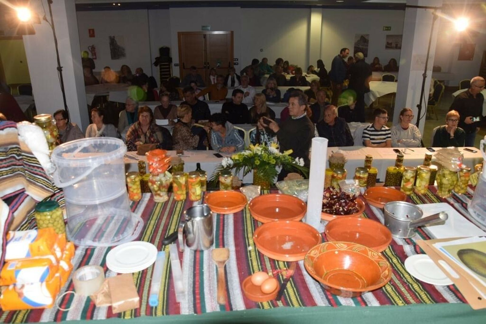 Un momento del taller de aderezo de aceitunas, este domingo en Los Barrios.