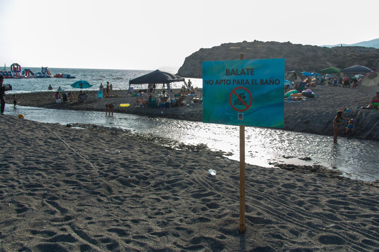 Cartel avisando de que el balate de Salobreña no es apto para el baño