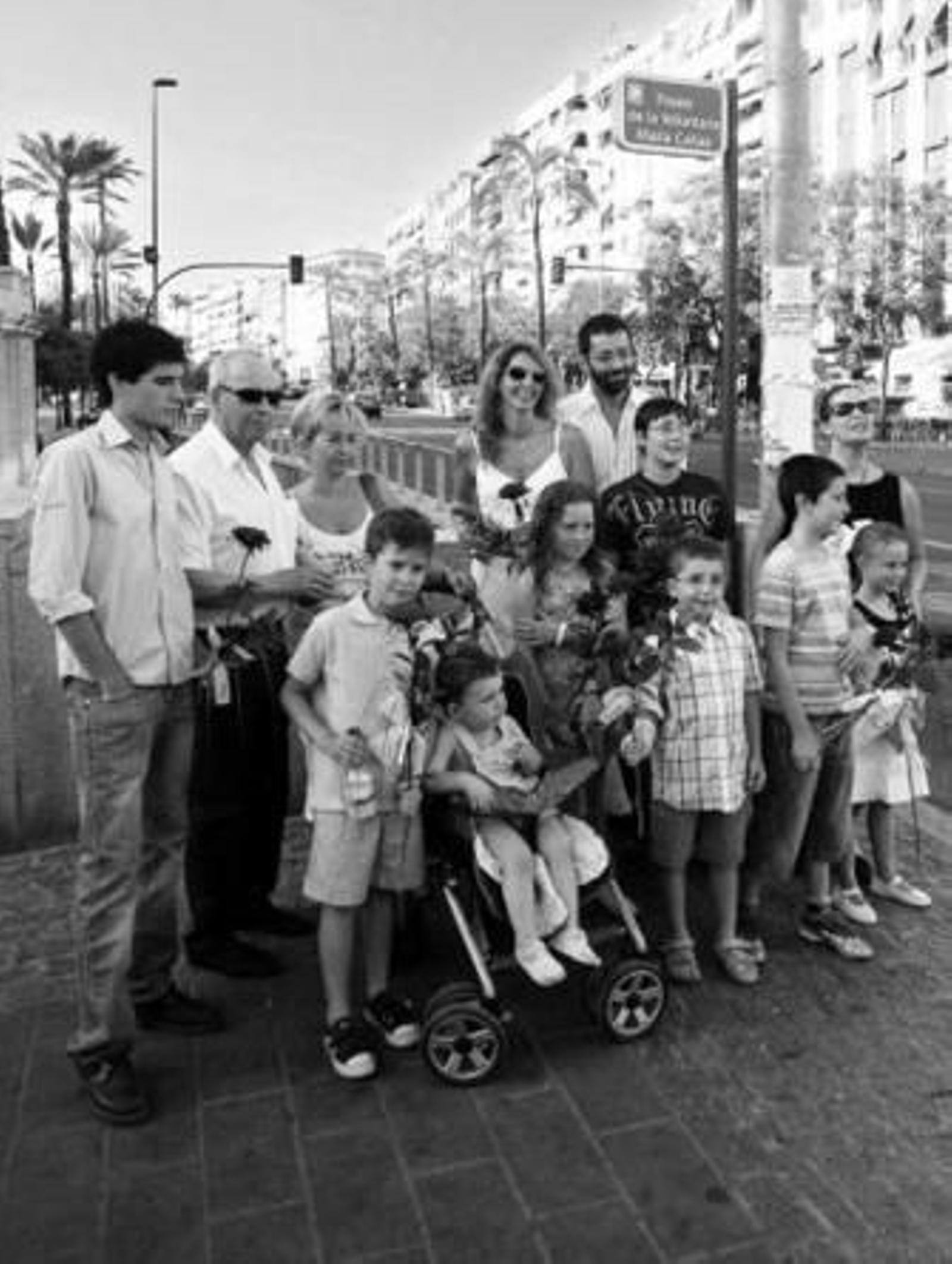 La familia de María Cañas, junto a la placa que le rinde homenaje. La familia de María Cañas, junto a la placa que le rinde homenaje.