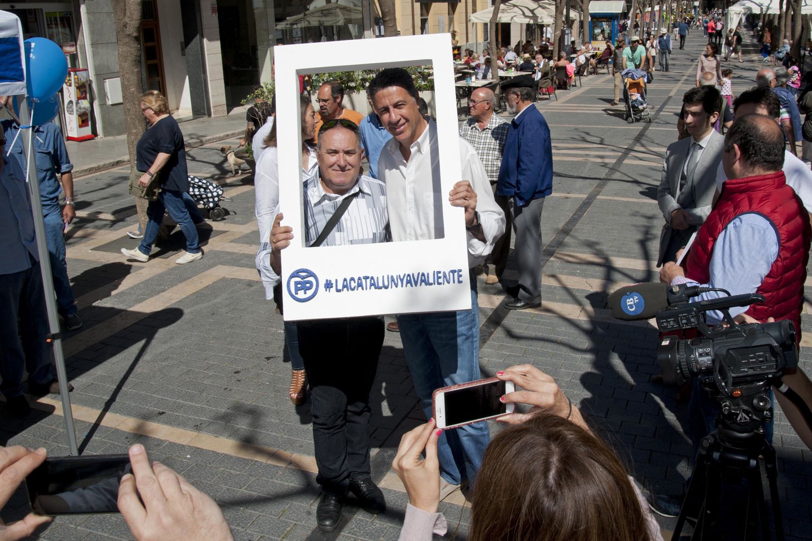 Xavier García Albiol posa ayer con un simpatizante en una campaña del PP en Sant Feliu de Guixols.