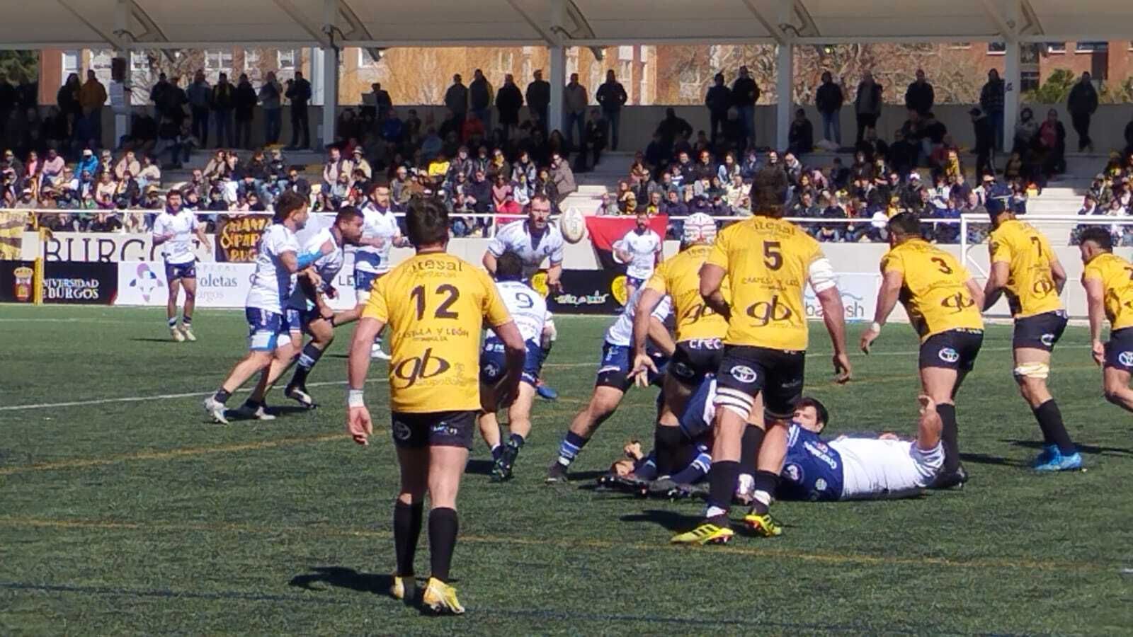 Ataque del equipo científico ante la línea del Burgos.