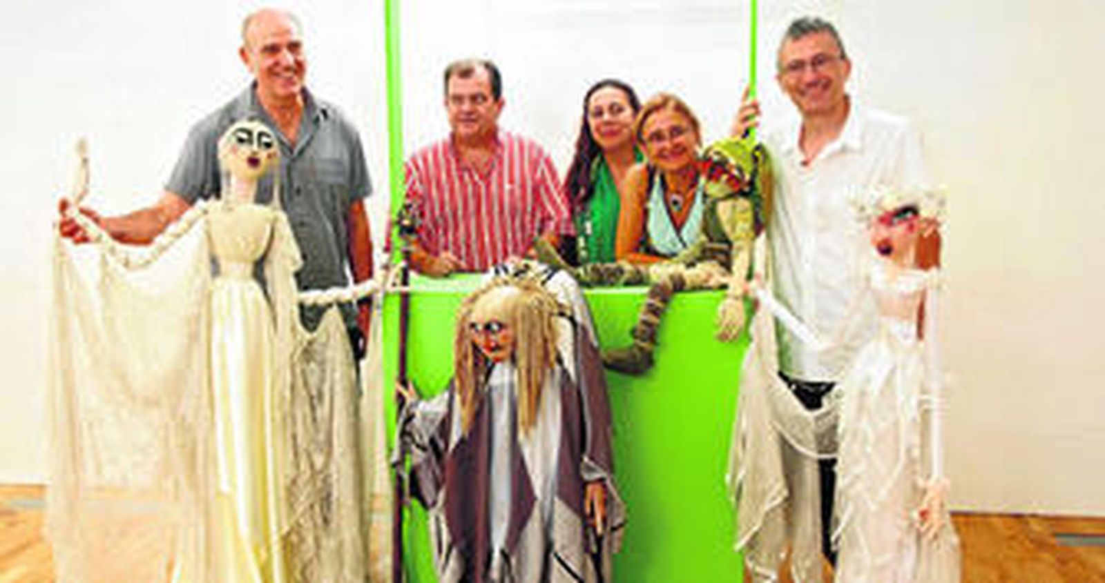 De izquierda a derecha, Alberto Urdiales, Antonio Castillo, Maite Fernández de Cos, Lourdes Sánchez del Águila y Carlos López, ayer con los muñecos en el Museo del Títere.