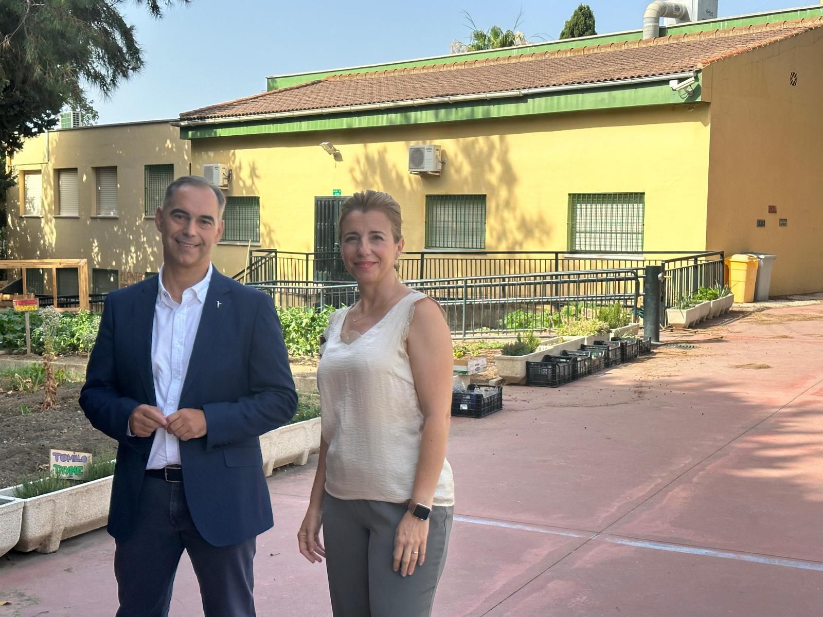 El alcalde, Juan Antonio Lara, y la edil de Educación, Lucía Yeves.