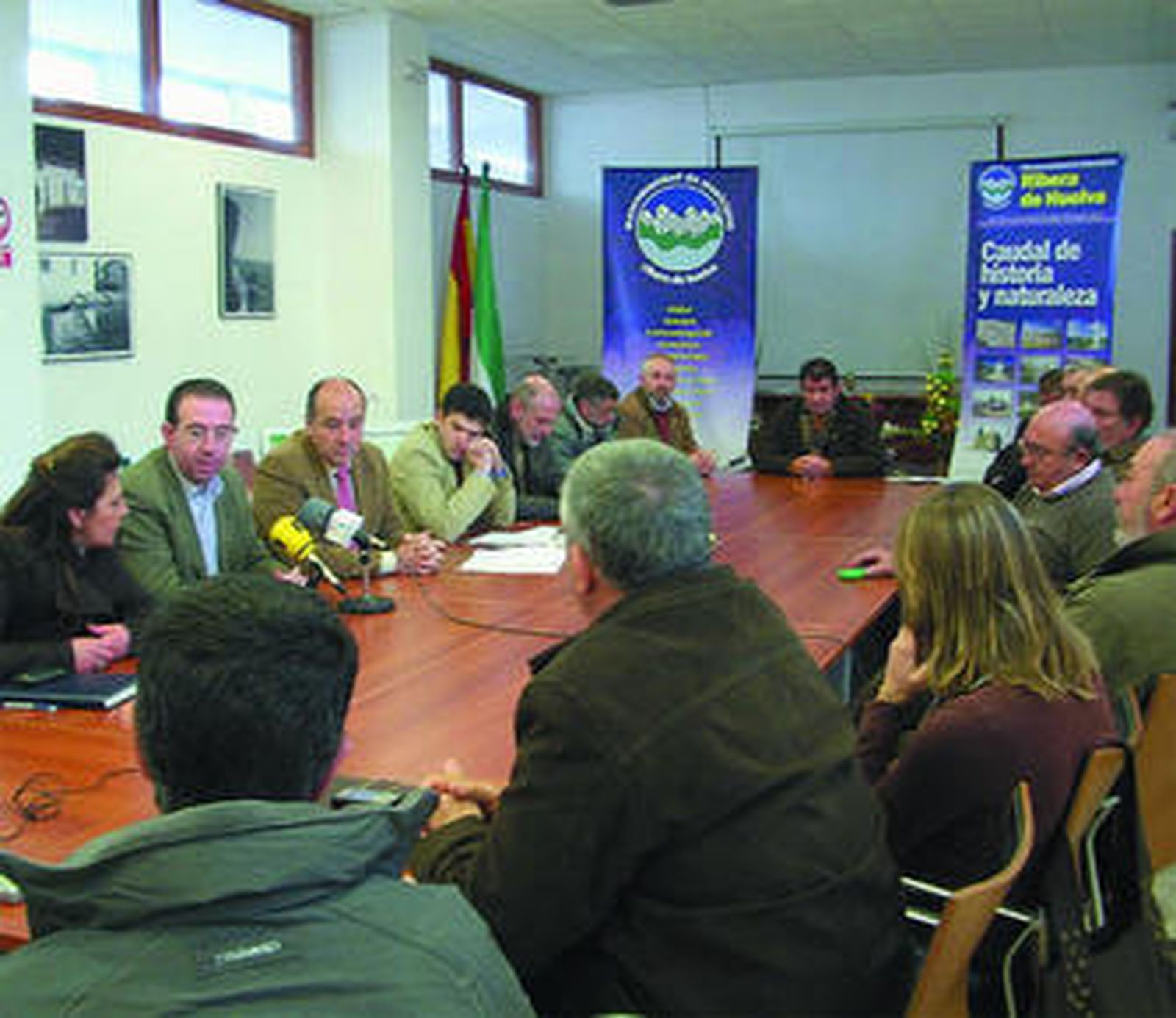 Un momento de la reunión informativa de los alcaldes serranos.