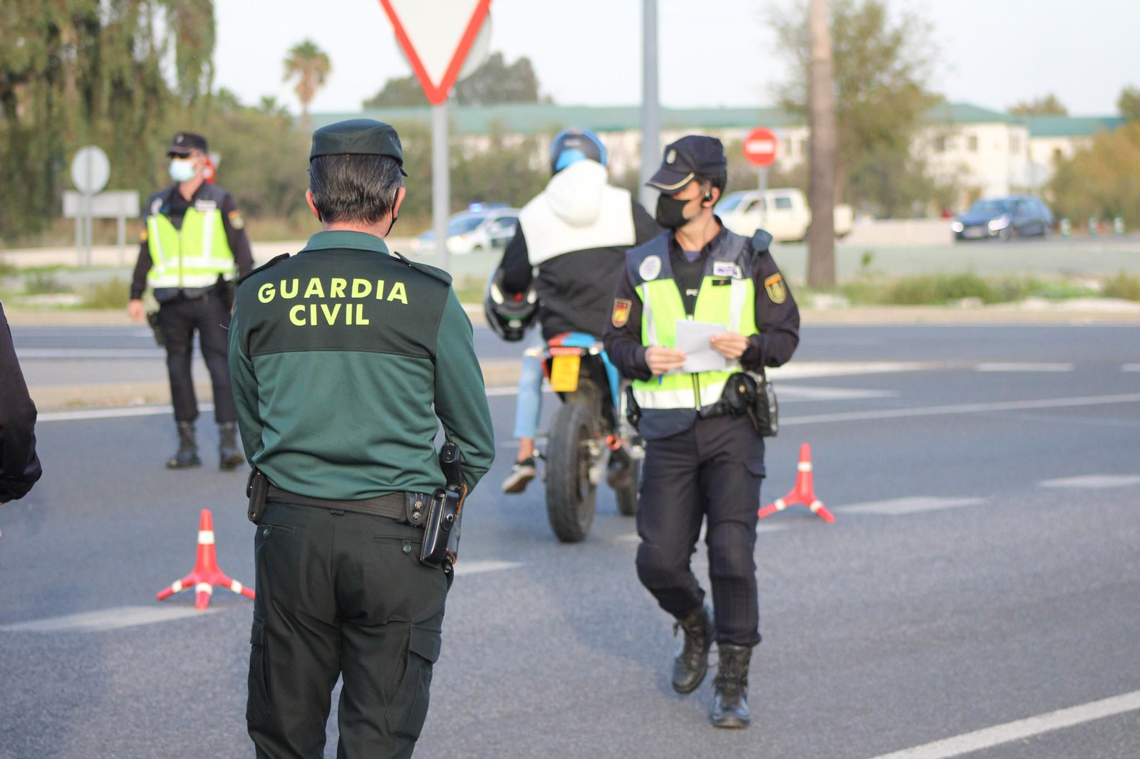 El control de la Policía a la salida de Córdoba, en fotografías