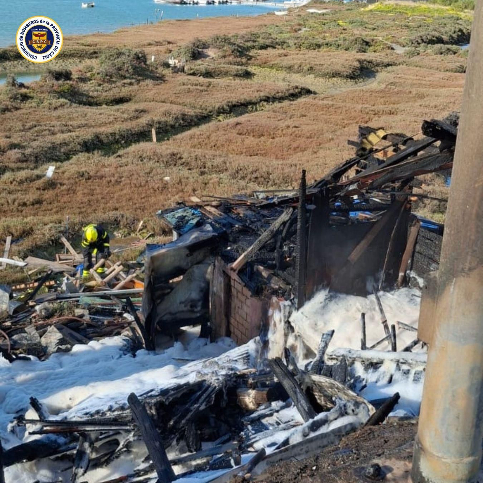 La construcción quedó totalmente calcinada.