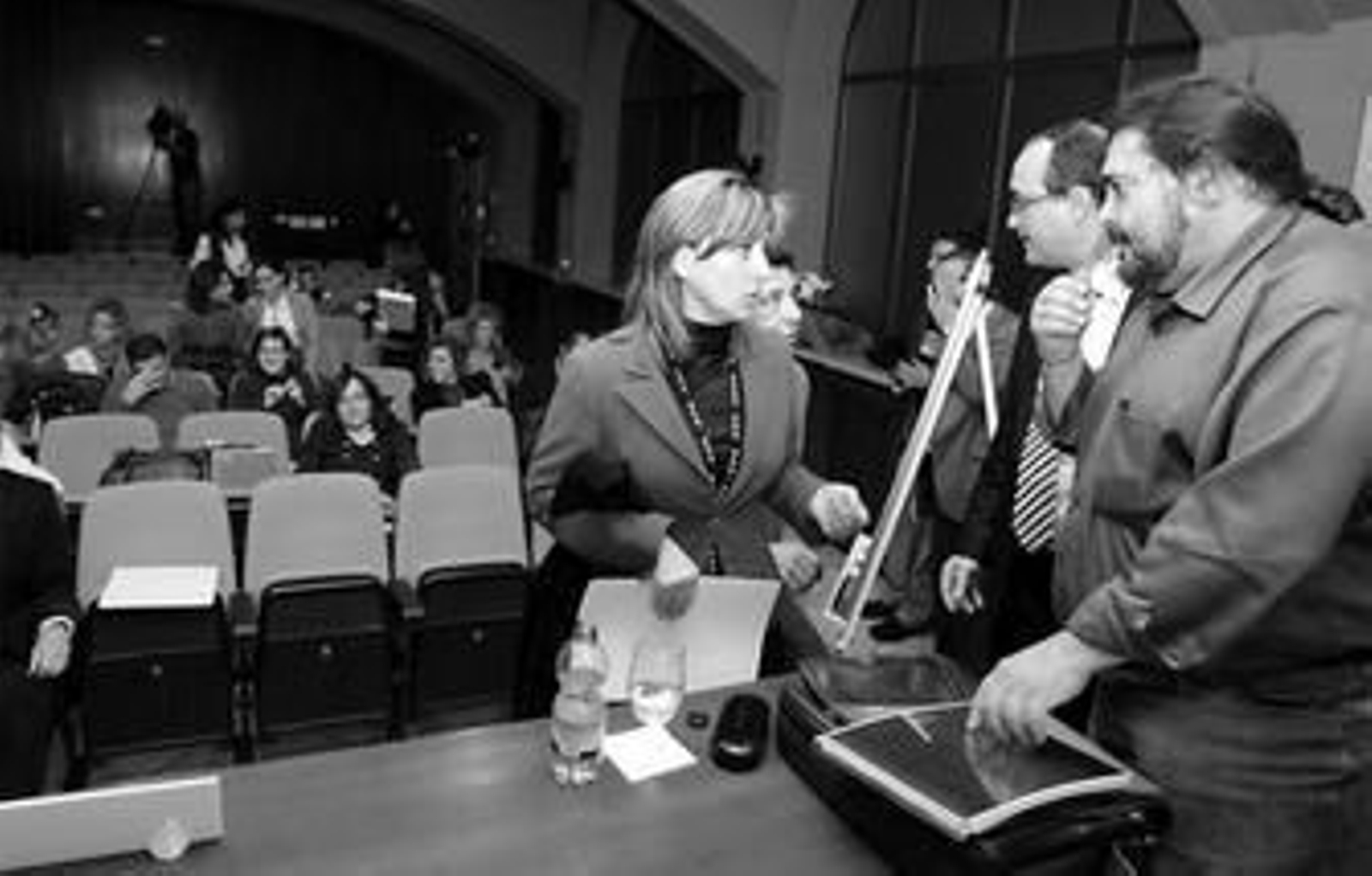 La alcaldesa conversa ayer con Juan Pedro Crisol y Manuel Ángel González Fustegueras.