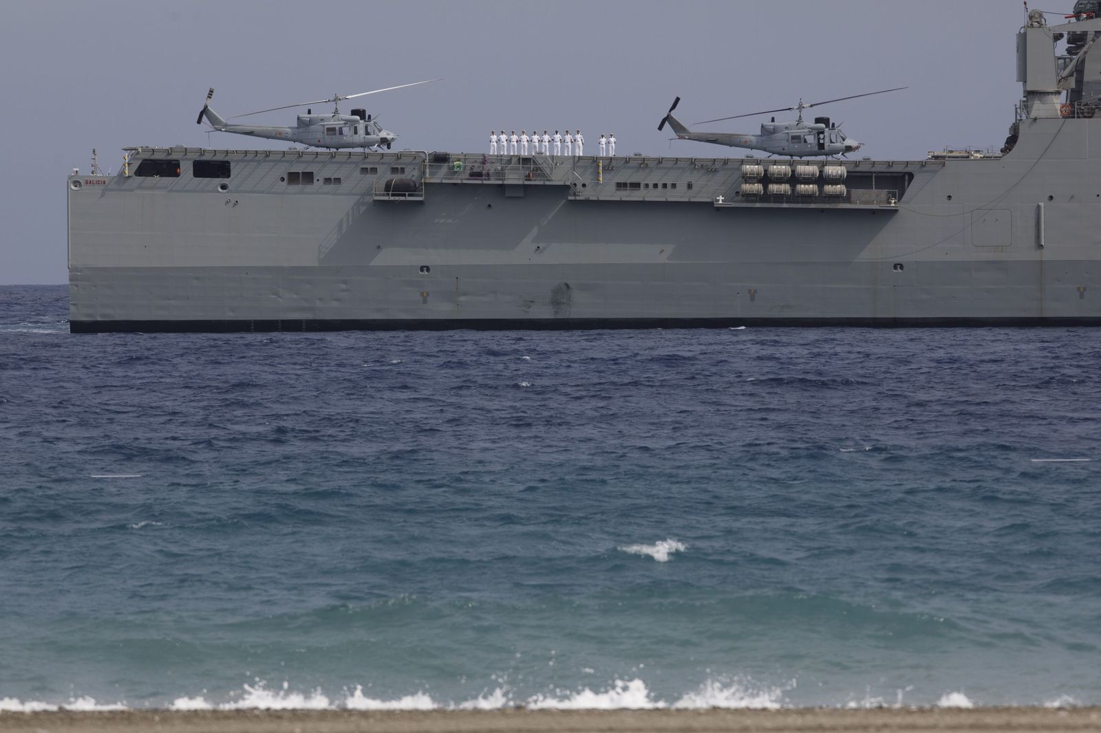 Las Fuerzas Armadas desembarcan en Motril: buques, paracaidistas y helicópteros en primera línea de playa