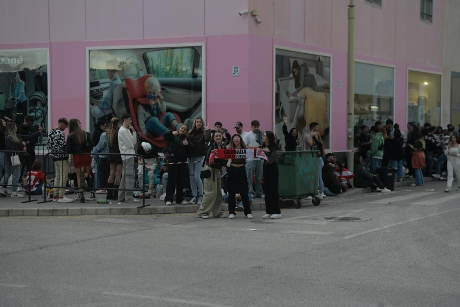 Hamburguesas, bebidas y coches de carreras: Saiko calienta el ambiente antes del concierto en Granada