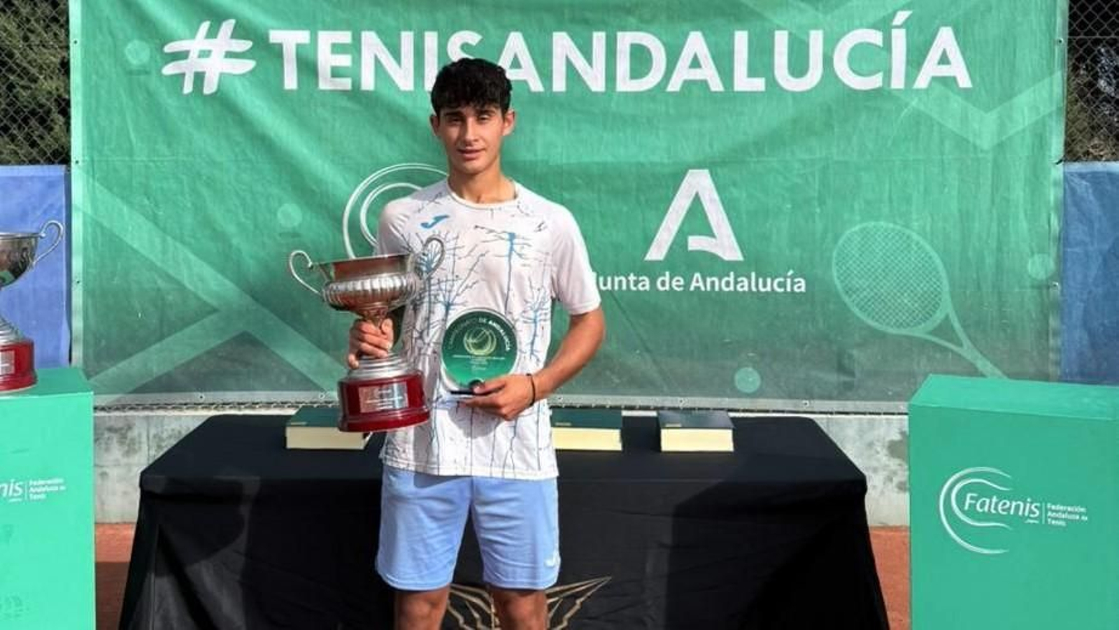 Alejandro López Escribano, con su título de campeón de Andalucía absoluto.