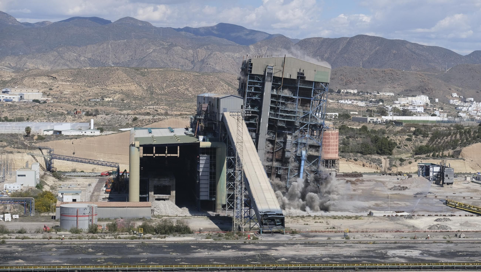 La voladura-demolición de la central térmica de Endesa en Carboneras, en imágenes