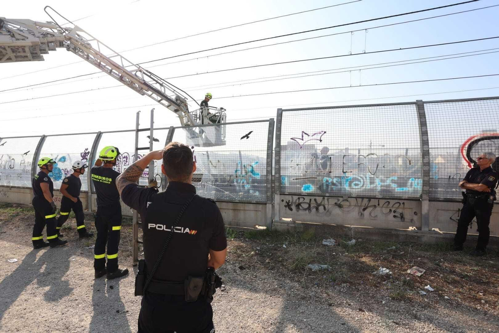 Rescate de un anciano desorientado en las vías del tren