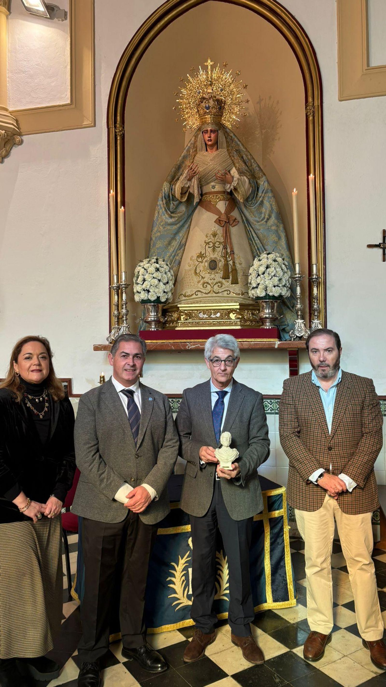 El hermano mayor de la Estrella junto al anterior máximo responsable de la hermandad y los futuros administradores del economato.