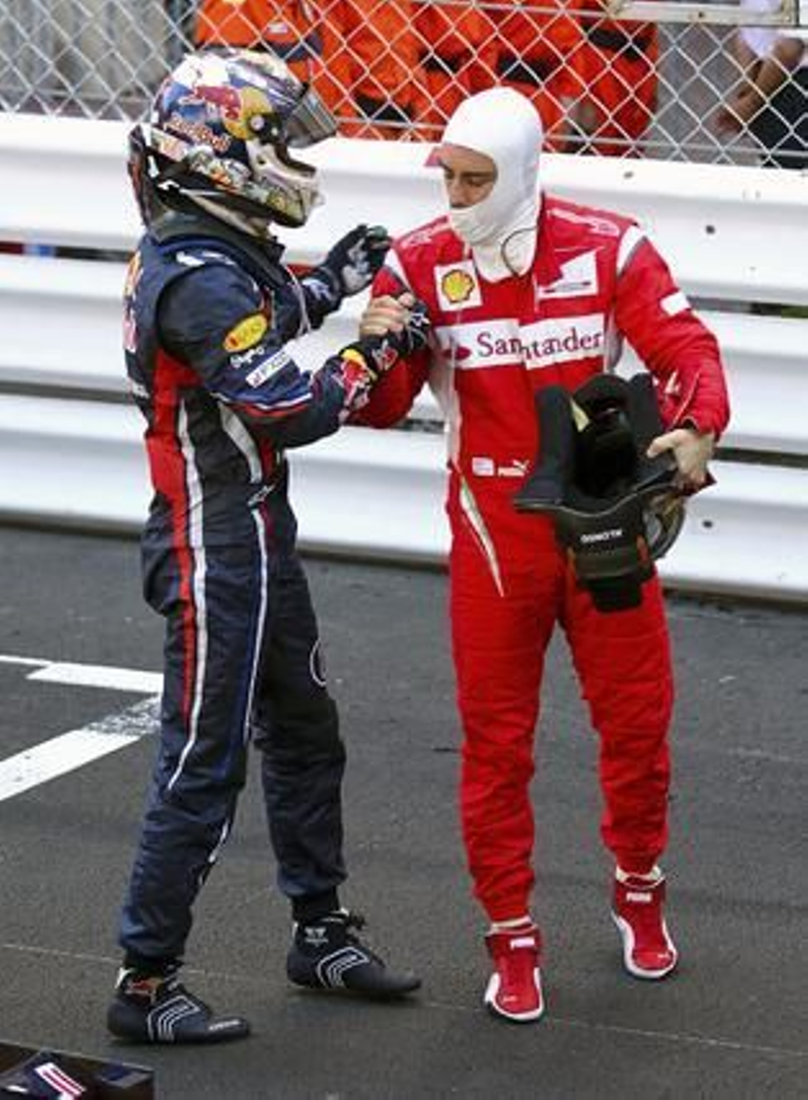 Fernando Alonso felicita a Sebastian Vettel tras la carrera.

Foto: EFE