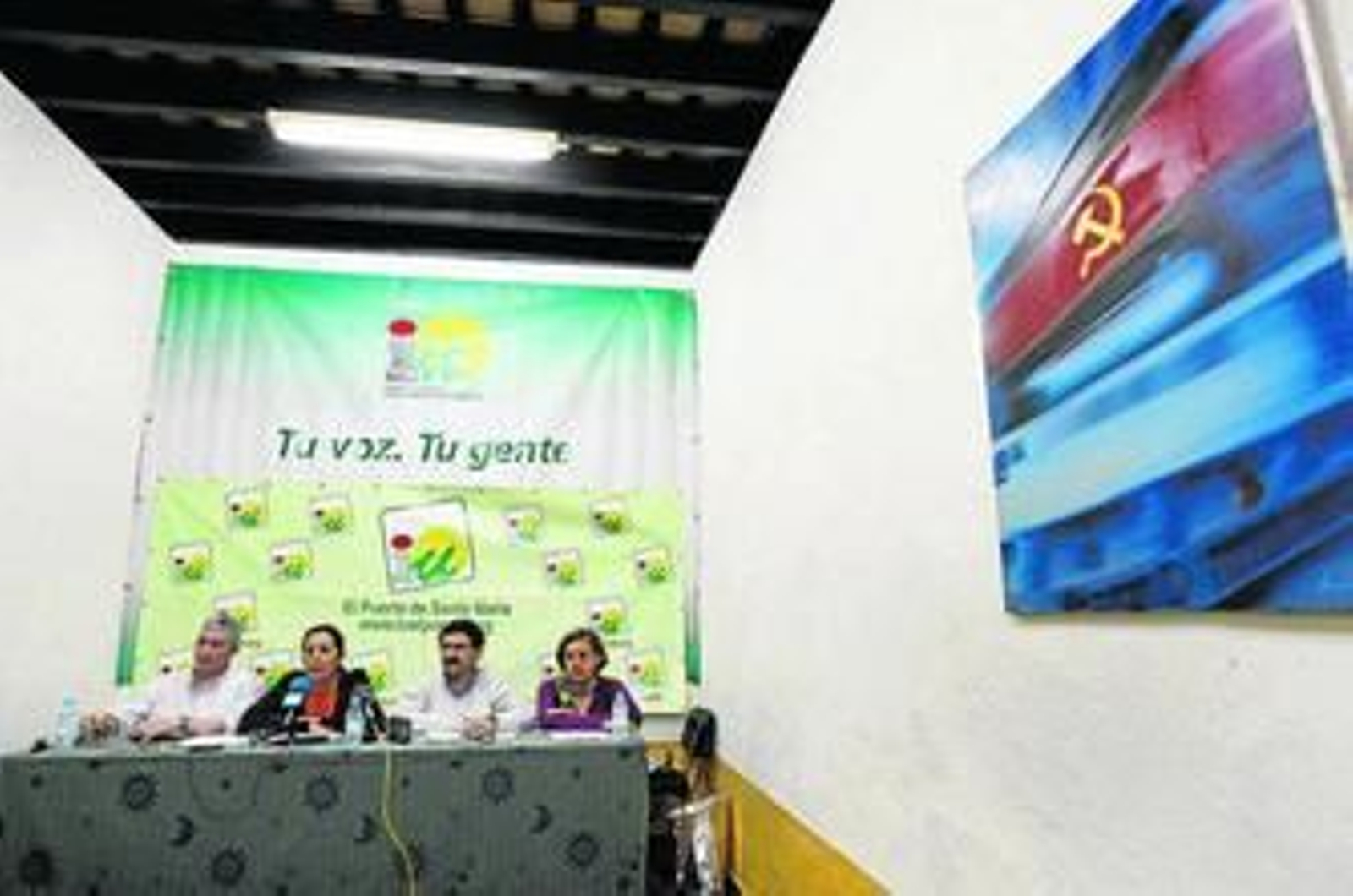 El grupo municipal de IU presentó ayer en la sede de la calle Larga la primera encuesta de intención de voto.