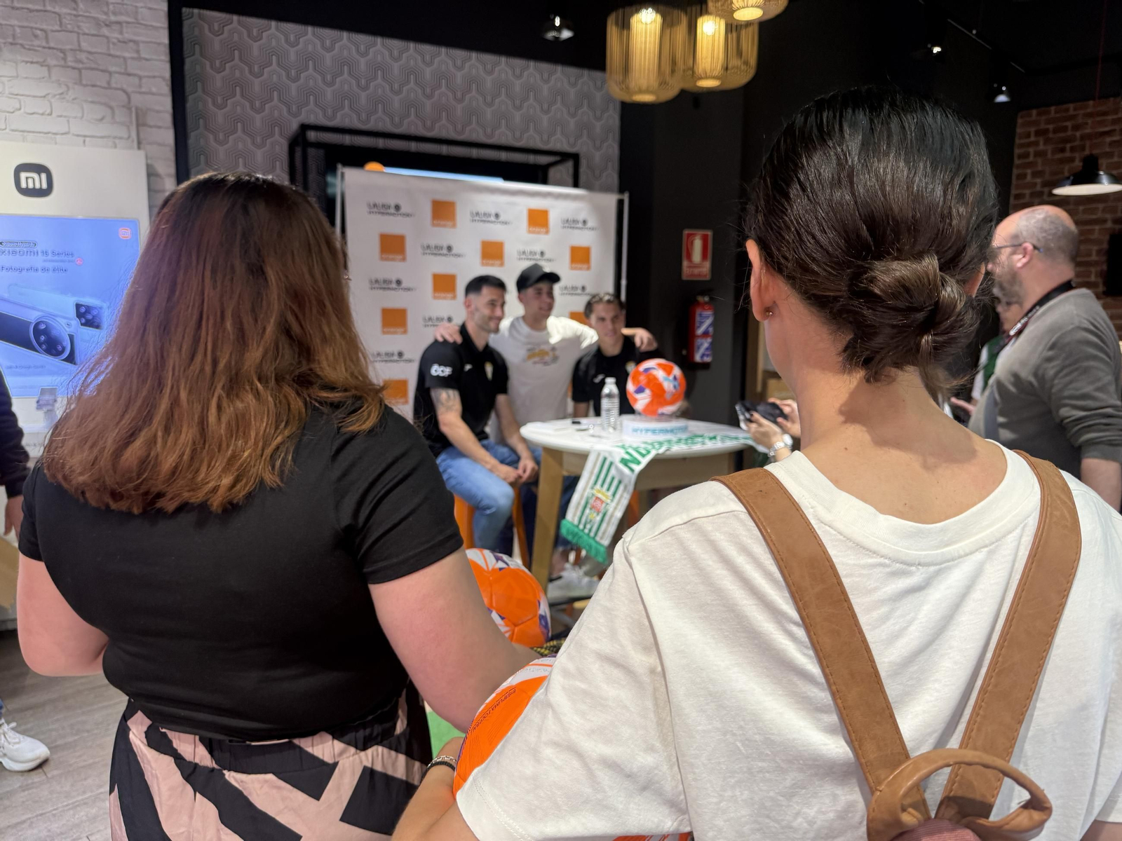 La afición del Córdoba CF enloquece con Álex Sala y Albarrán en el centro de la ciudad