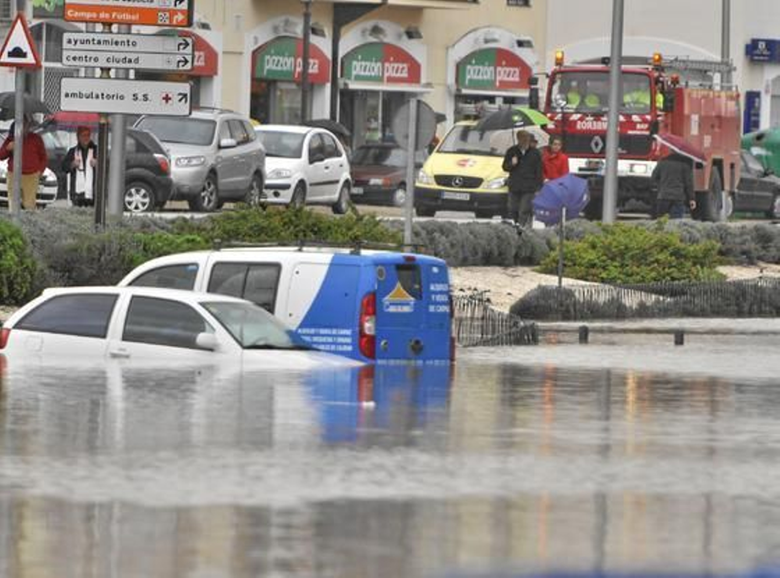 Varios coches se quedan atrapados en las calles arrasadas por el agua. 

Foto: Manuel Gómez