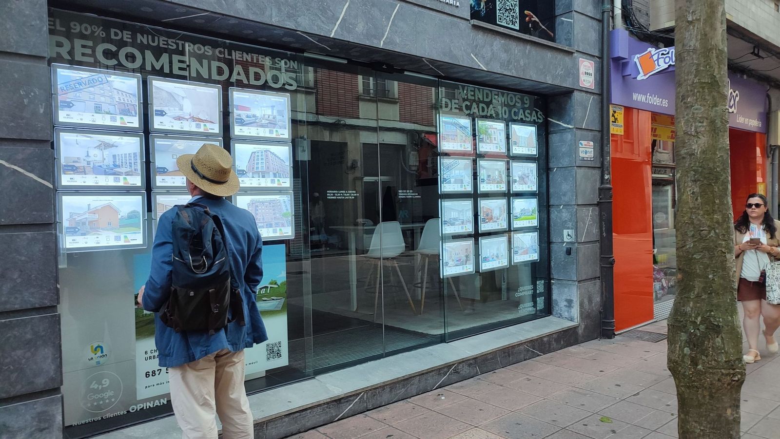 Un hombre consulta las viviendas en venta en una inmobiliaria