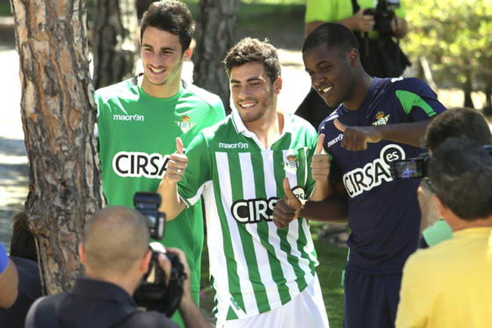 Los tres nuevos futbolistas del Real Betis posan juntos ante las cámaras.

Foto: Manuel Gomez