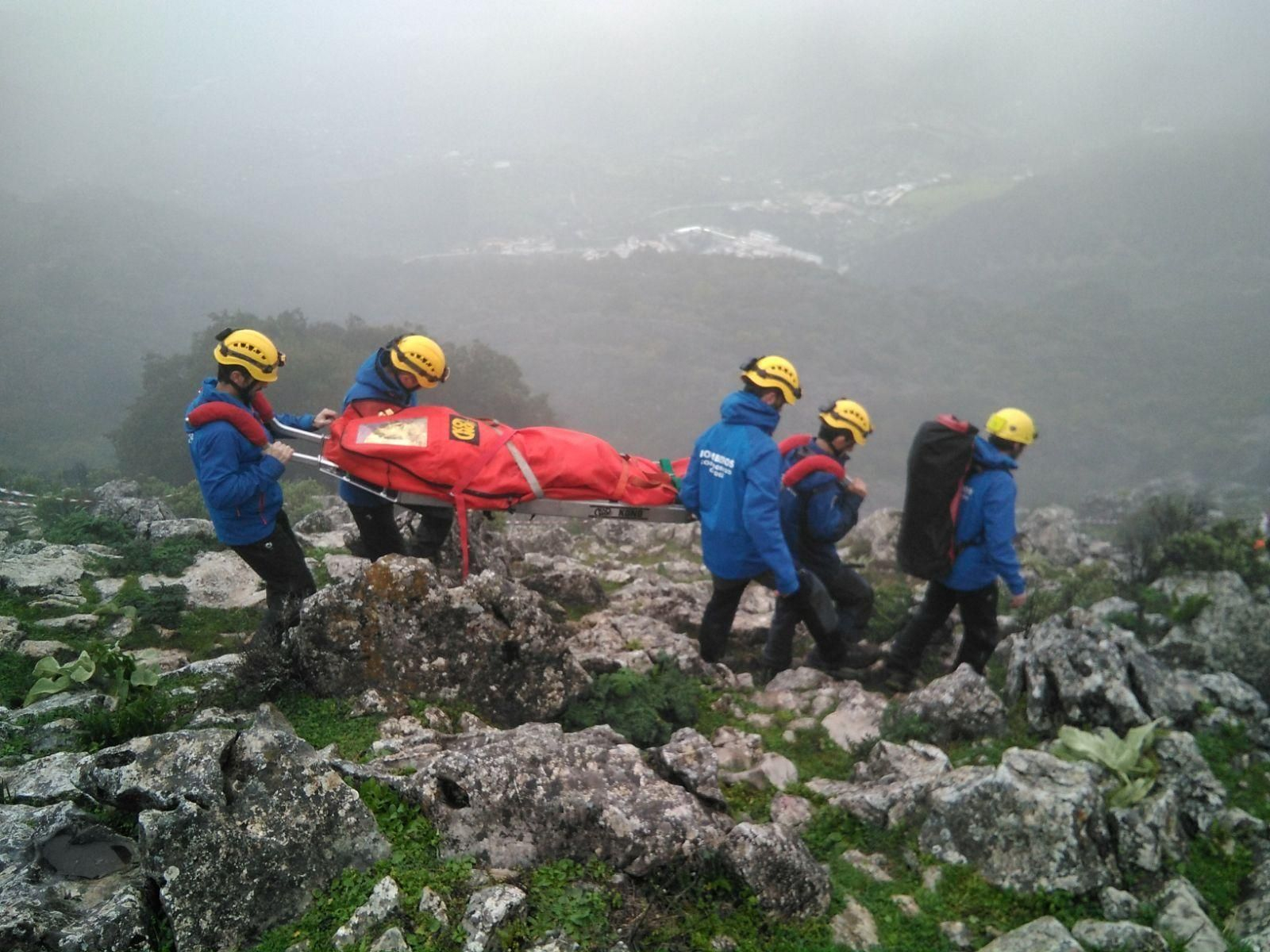 Los efectivos del Grupo de Rescate de Montaña, con sede en Ubrique, del Consorcio de Bomberos trasladando a una persona herida por la montaña. Los efectivos del Grupo de Rescate de Montaña, con sede en Ubrique, del Consorcio de Bomberos trasladando a una persona herida por la montaña.