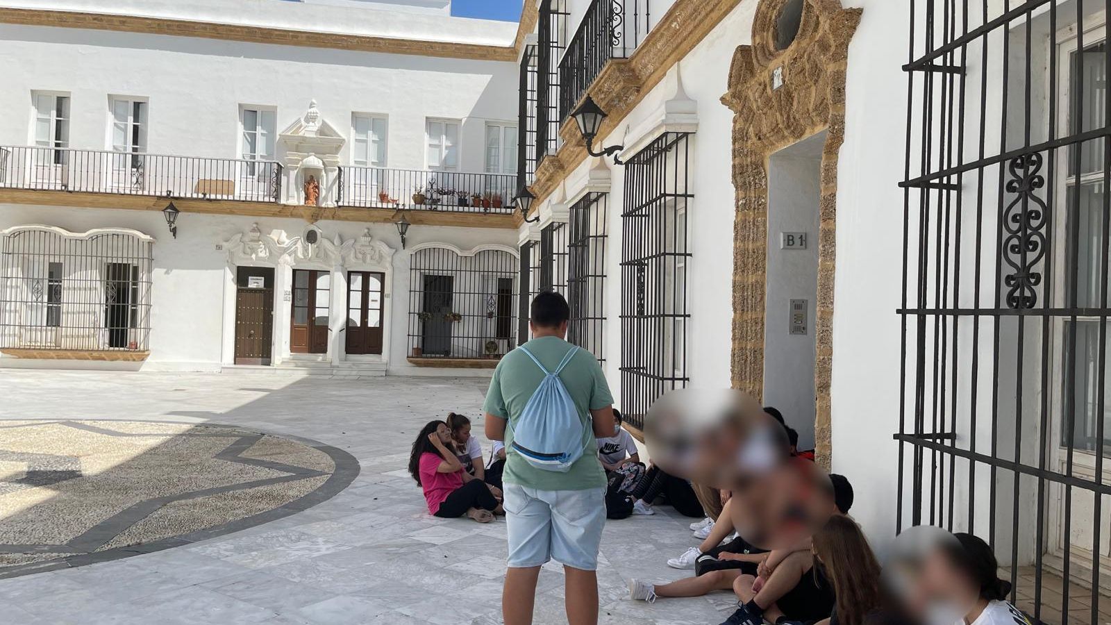 Alumnos del IES Las Salinas, en el patio cambiazo, durante la elaboración de las rutas.