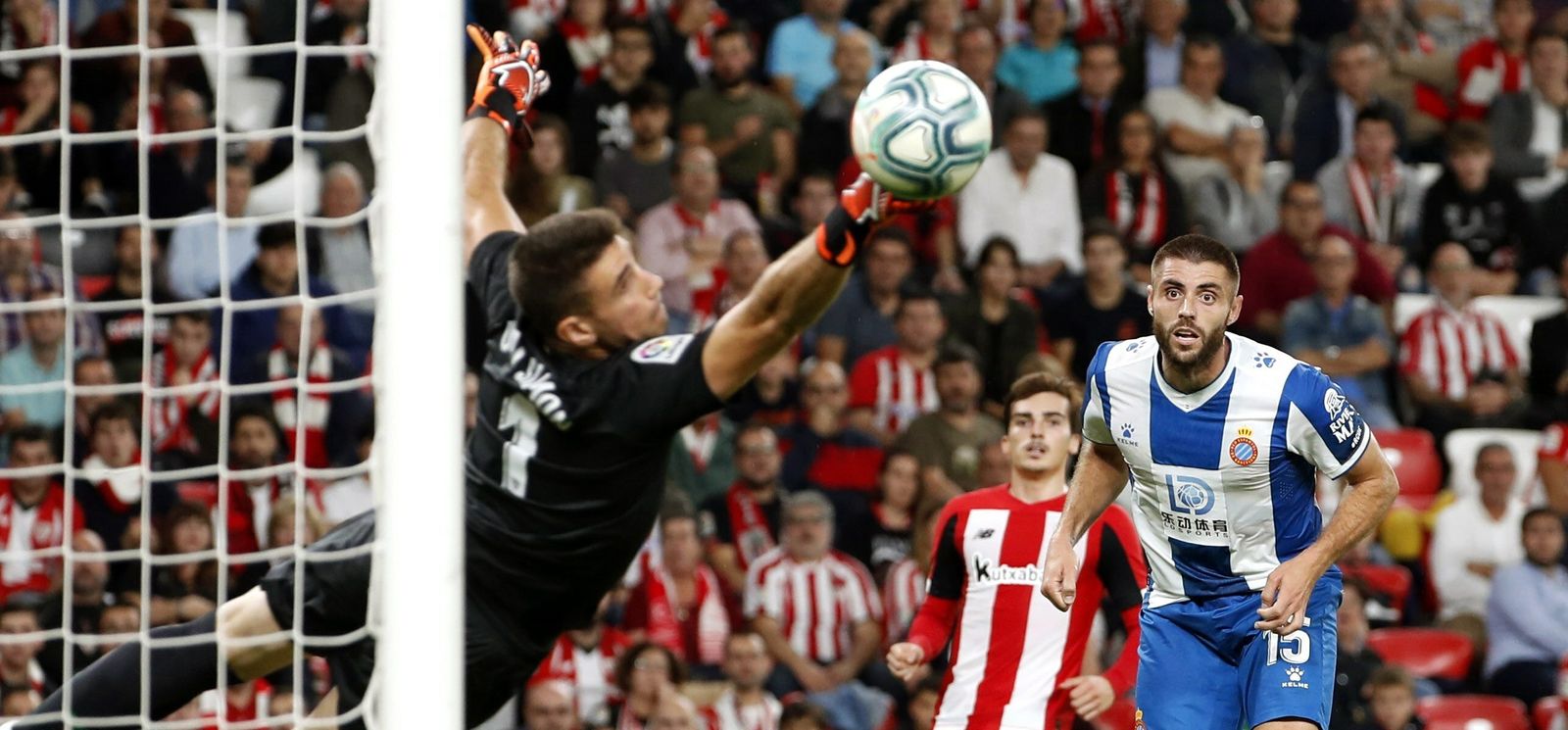 David López observa la parada de Unai Simón.