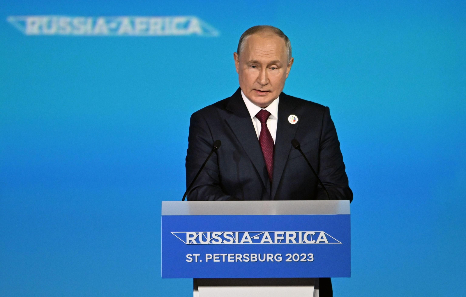 Vladimir Putin se dirige a los representantes africanos.