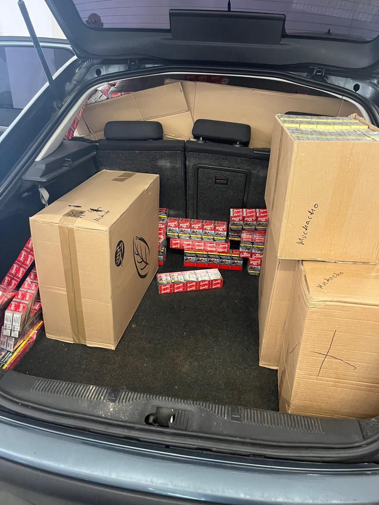 La cajas y cajetillas sueltas repartidas por todos los habitáculos del vehículo
