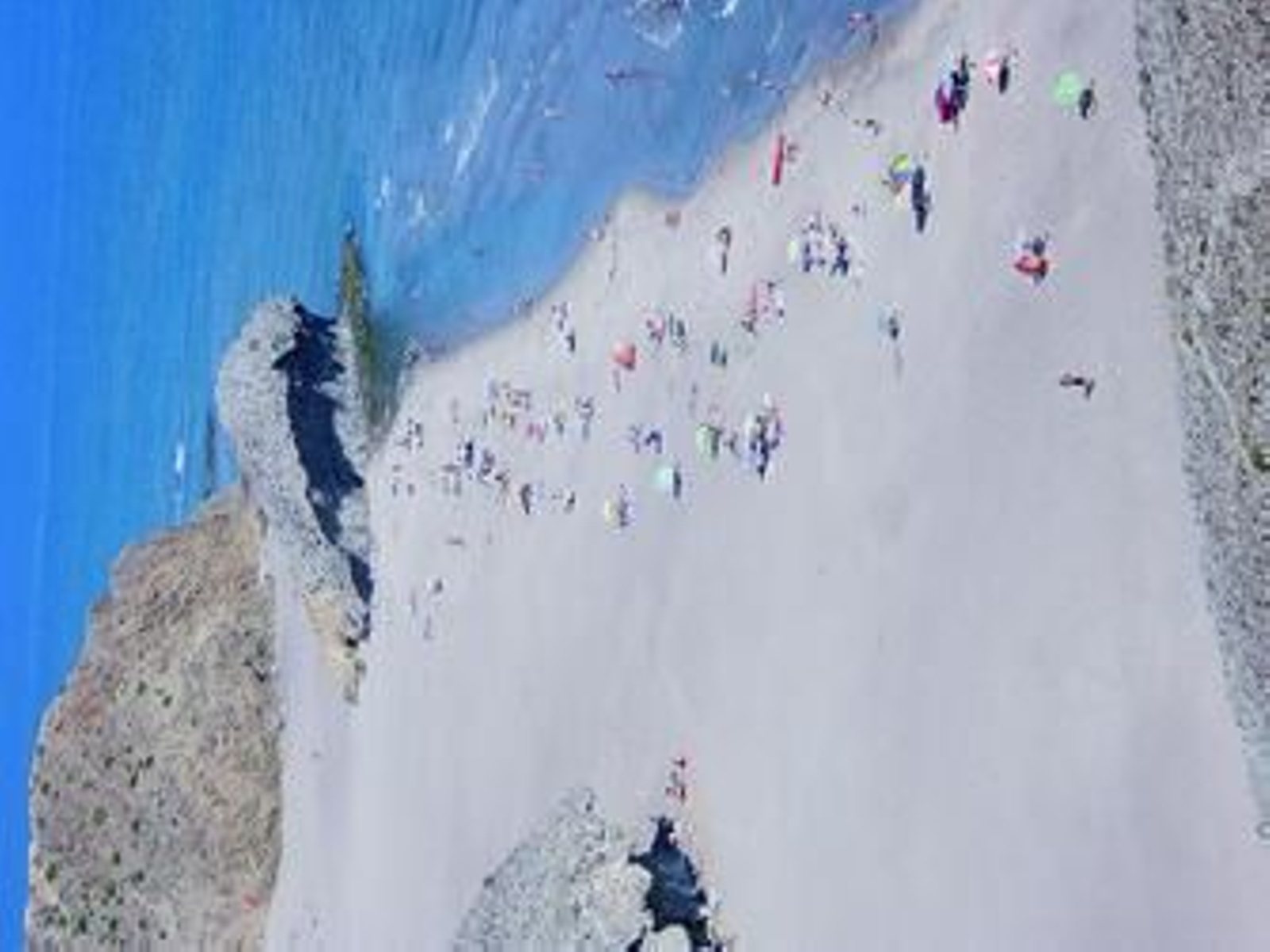 Estas playas rodeadas de acantilados atraen a una gran cantidad de turistas en verano.