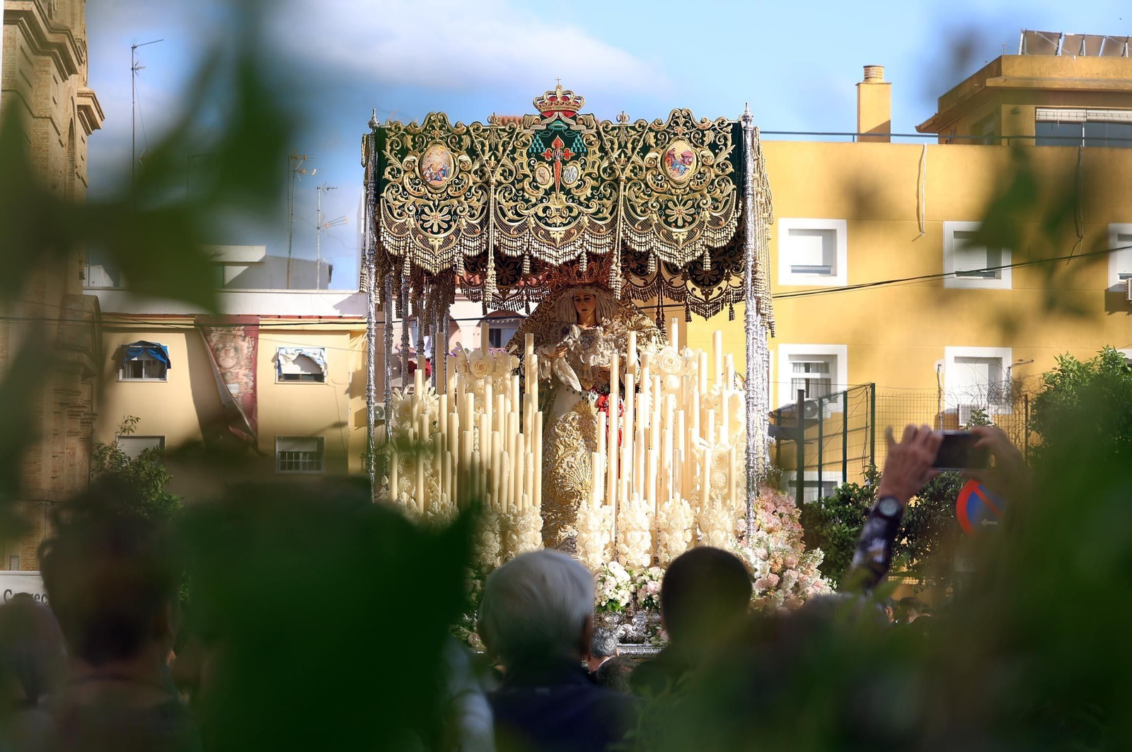 Las mejores imágenes del Lunes Santo en Huelva: Hermandad de las Tres Caídas