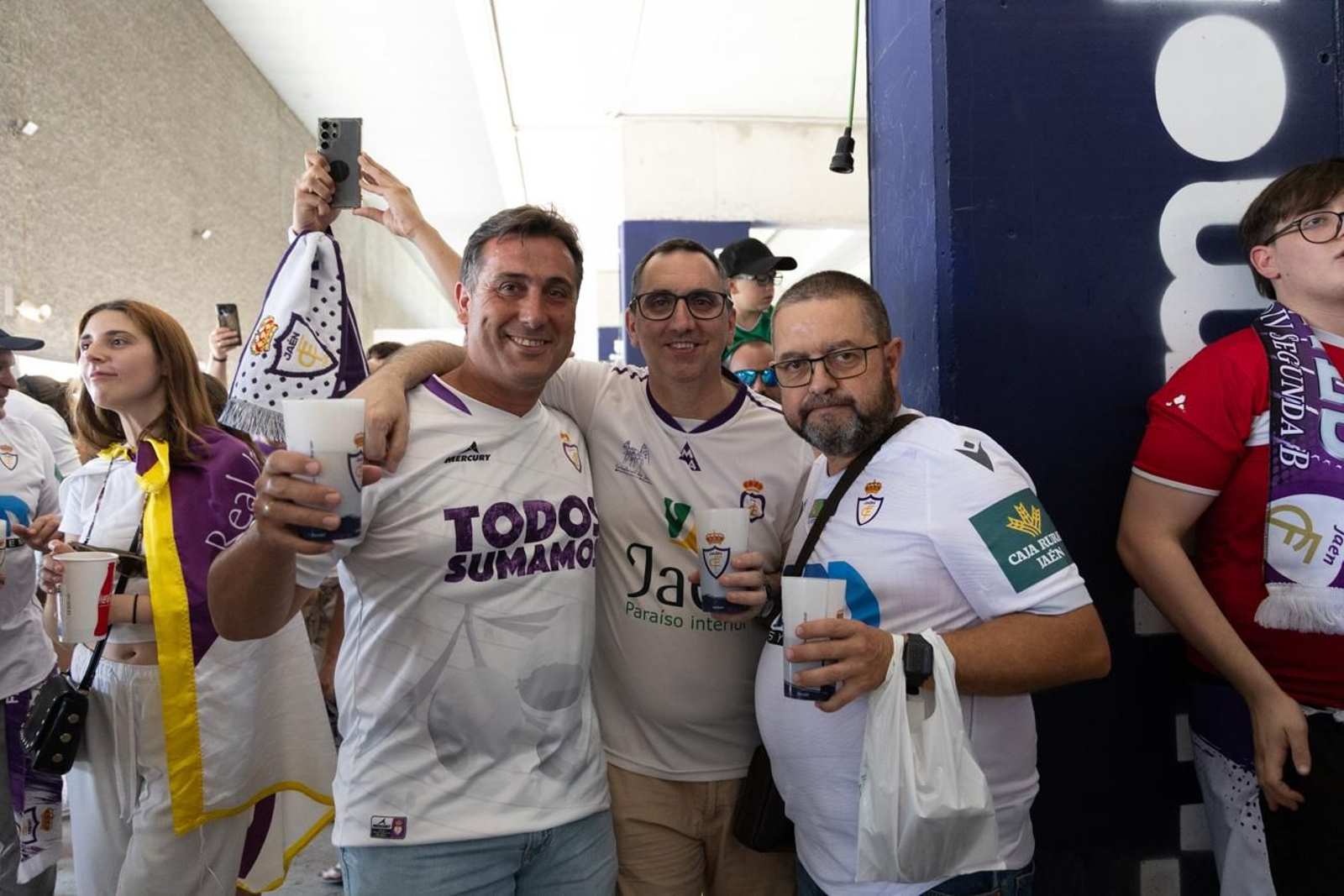 El épico recibimiento de la afición lagarta al Real Jaén, en imágenes