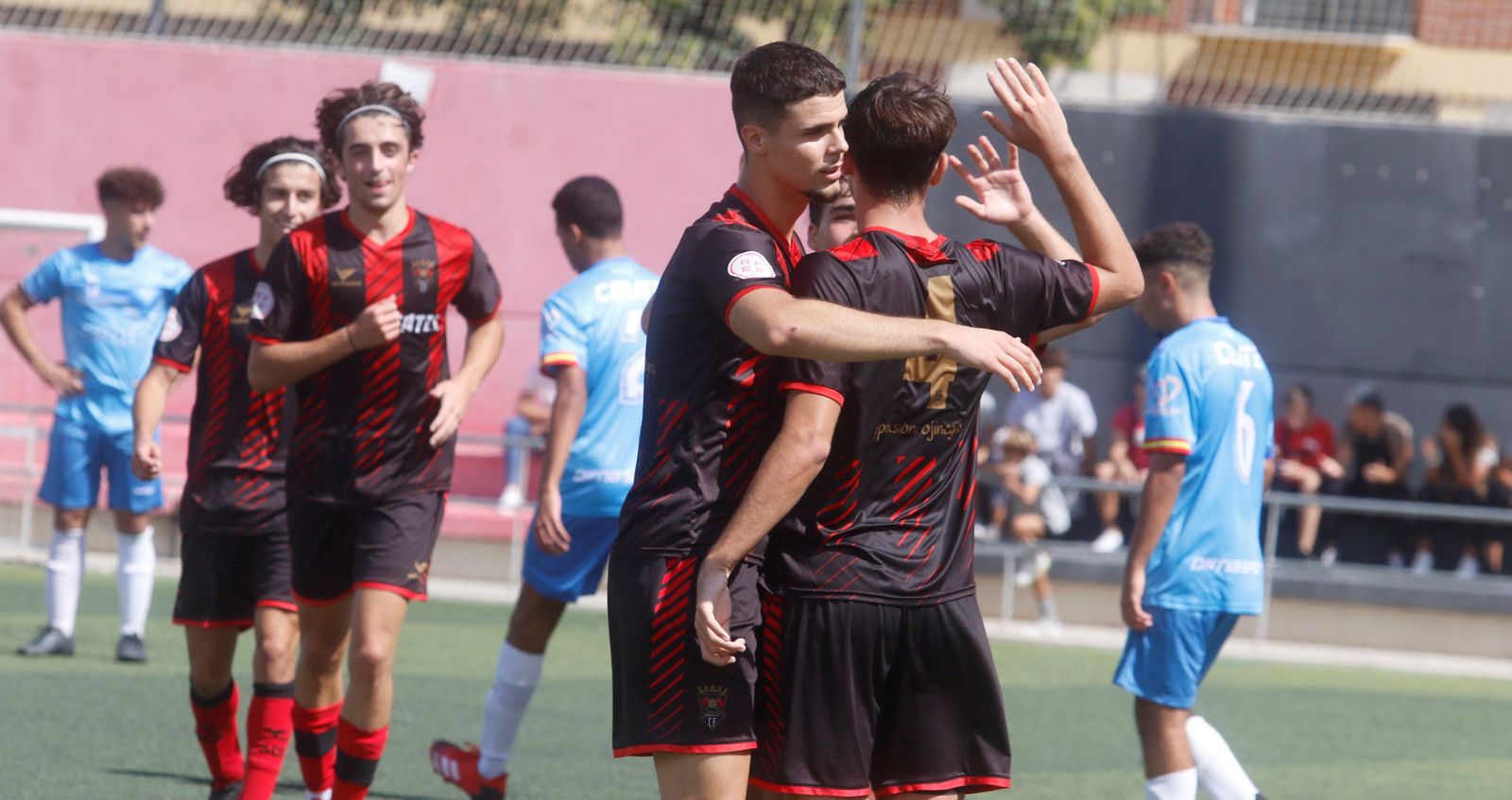 Los jugadores del Séneca celebran uno de sus goles ante el Sporting Atlético de Ceuta.