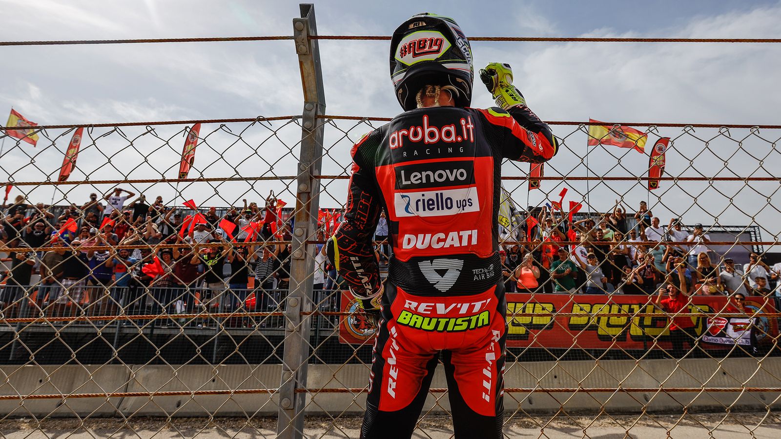 Bautista celebra con la afición española su triunfo en Portimao.